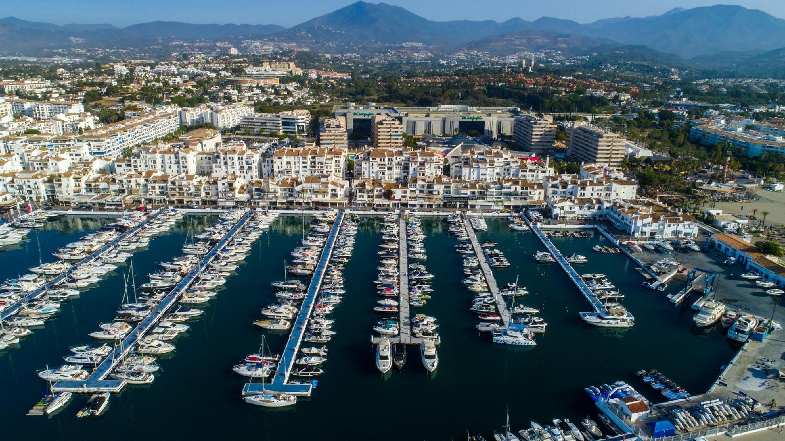 MARBELLA BANUS SUITES - Puerto Banus Marina Harbour Seafront Apartment