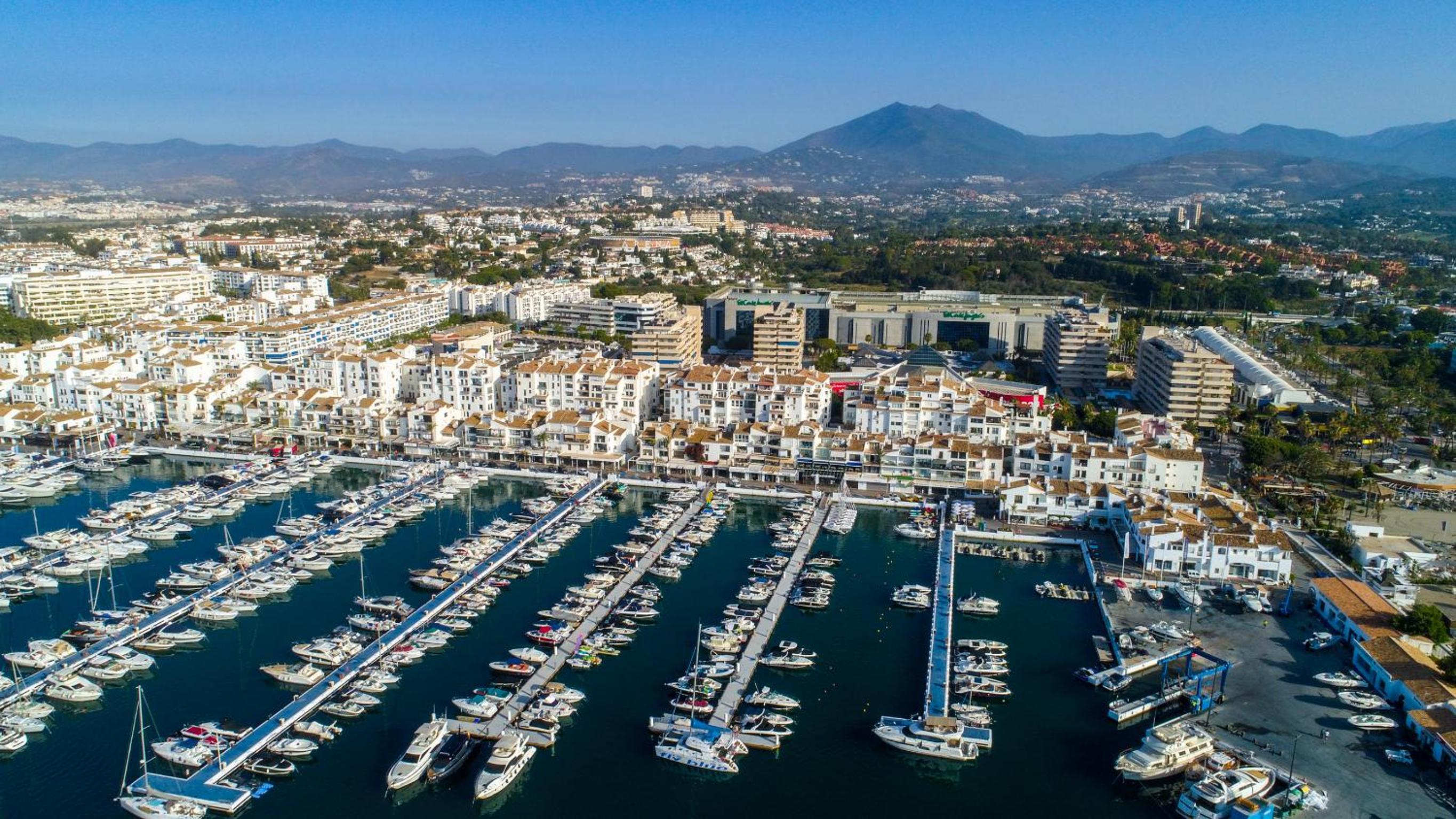 MARBELLA BANUS SUITES - Puerto Banus Marina Harbour Seafront Apartment