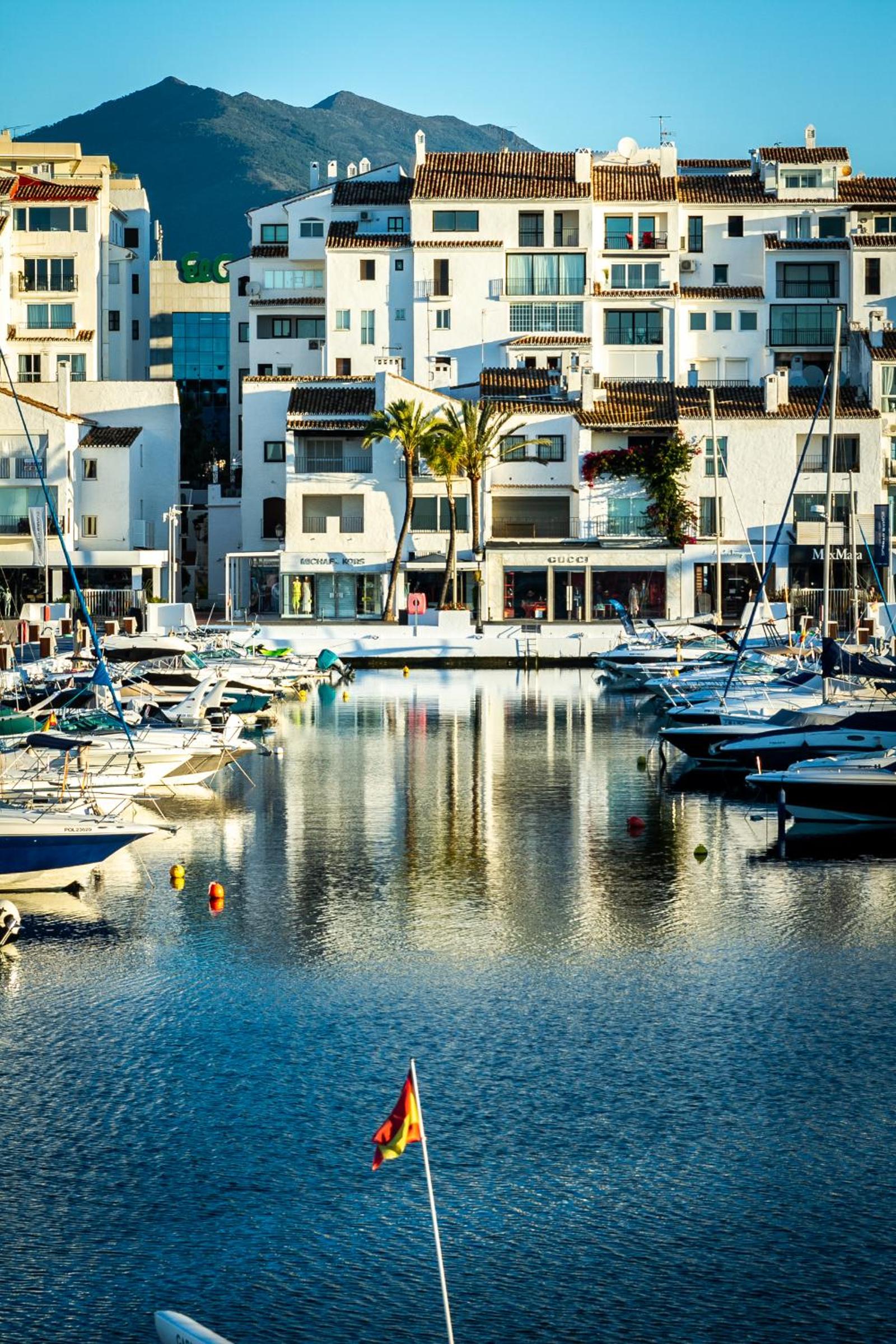 MARBELLA BANUS SUITES - Puerto Banus Marina Harbour Seafront Apartment