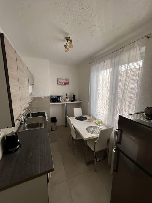 Bright and Comfy Apartment with Free Parking view 5