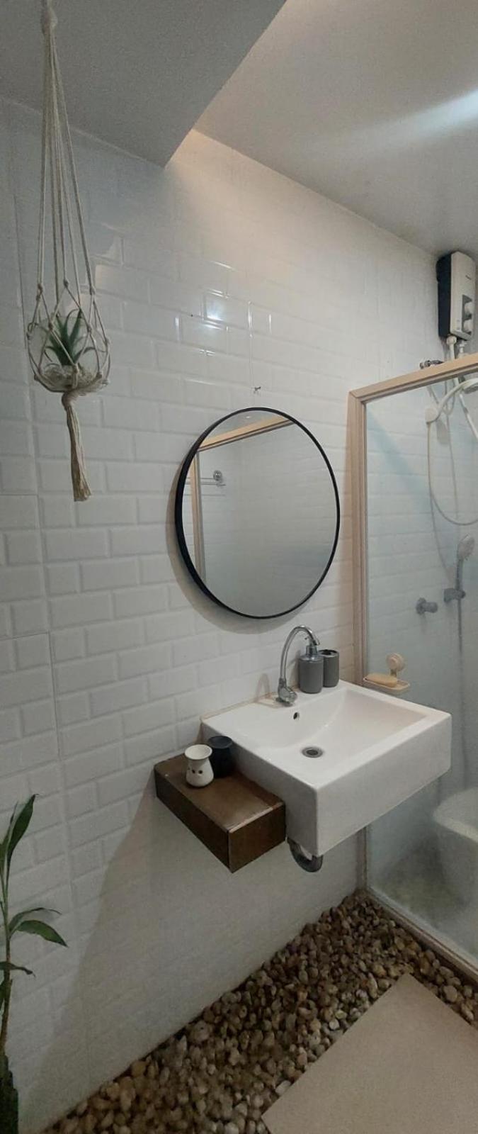Lax Uno 2 bedroom home with Parking, Wi-Fi, NetFlix and Airconditioned Rooms and Shower Heater view 2