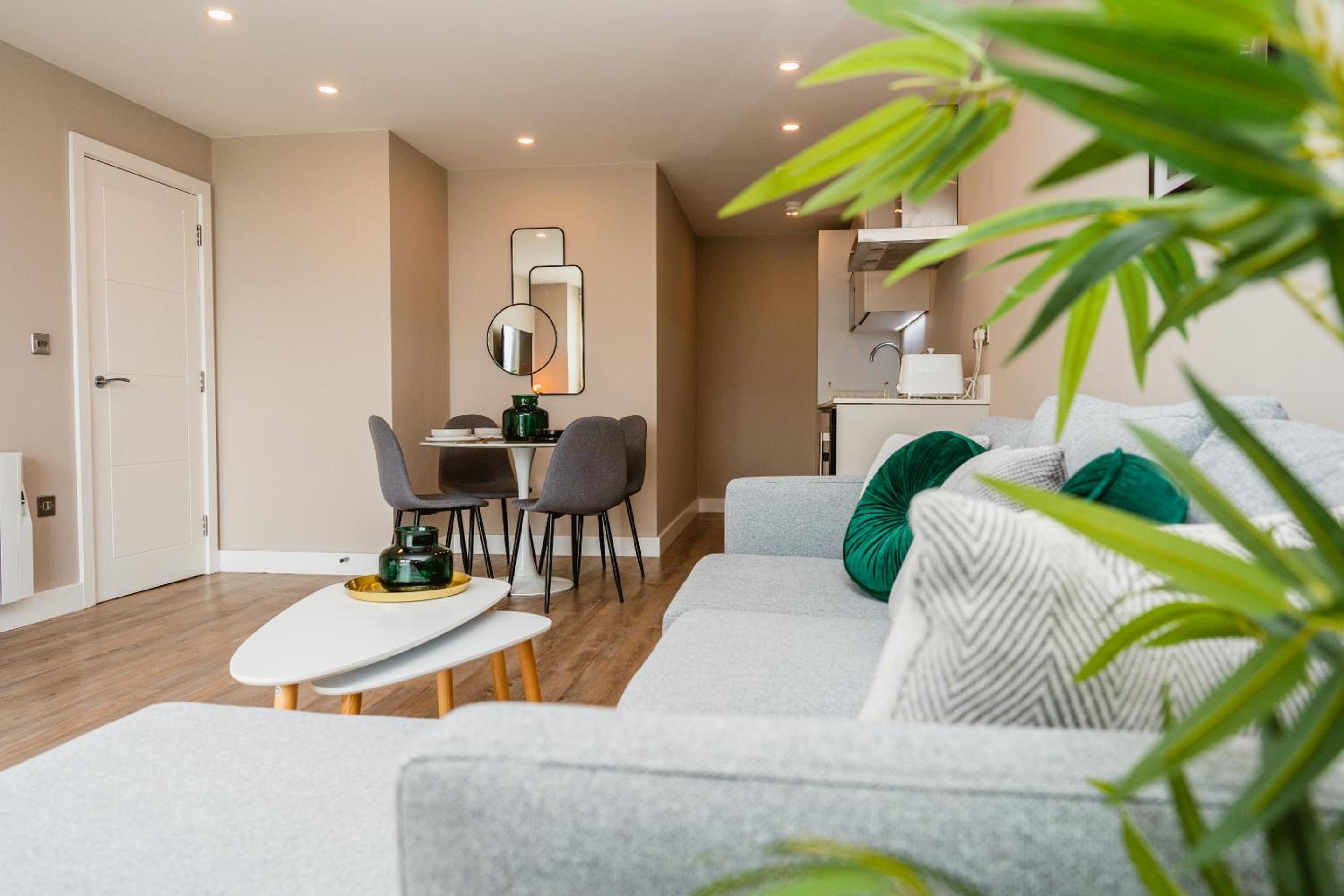 VICHY - The Glass House VIP Luxury Stay with gym, Cinema & Gaming Rooms, and Work space access view 2