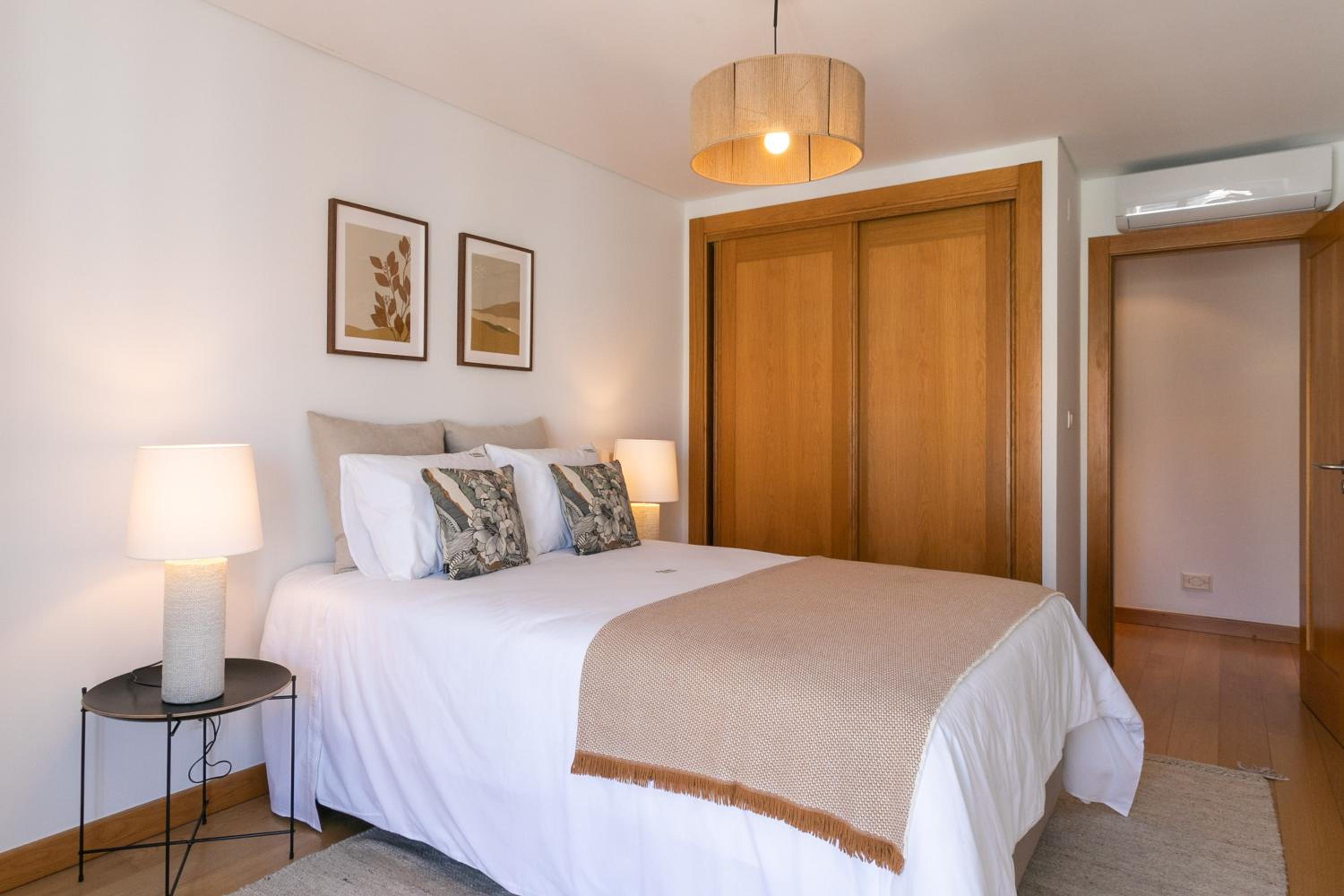 Spacious and Chic Apartment with Lisbon, Sintra, or Beach at 15 min! view 4