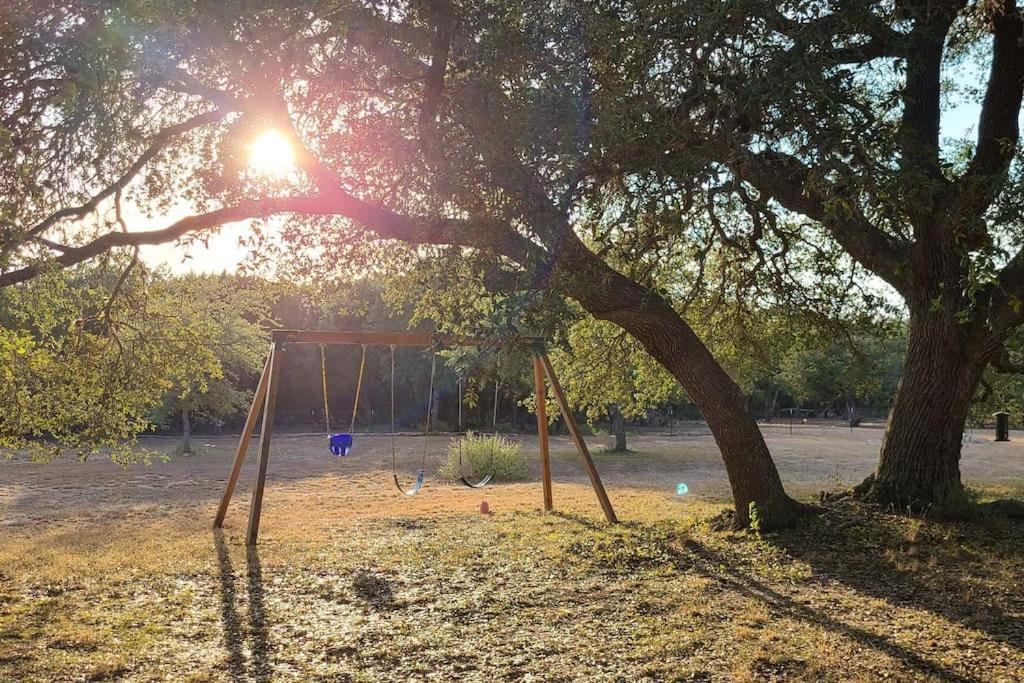 Shady Oaks Cottage: A Peaceful & Relaxing Getaway view 3