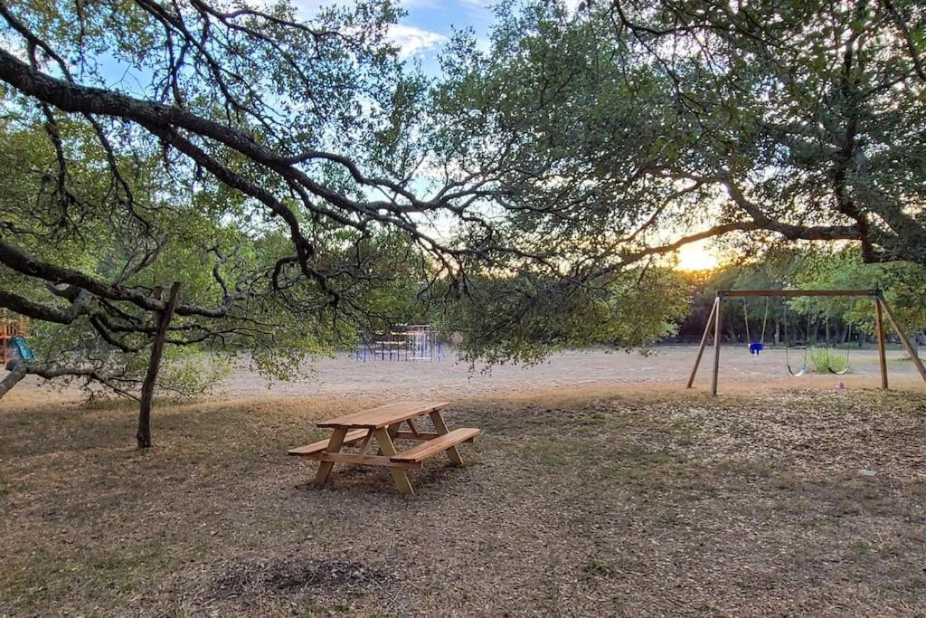 Shady Oaks Cottage: A Peaceful & Relaxing Getaway view 5