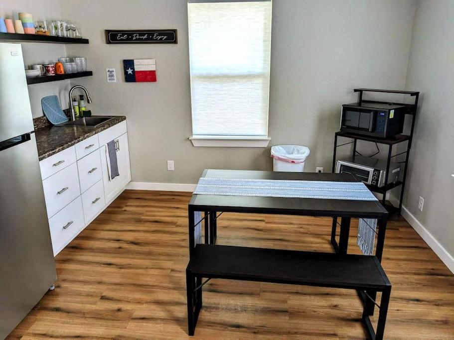 Shady Oaks Cottage: A Peaceful & Relaxing Getaway view 2