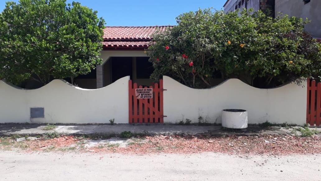 Aluga-se casa perto da orla para temporada.
