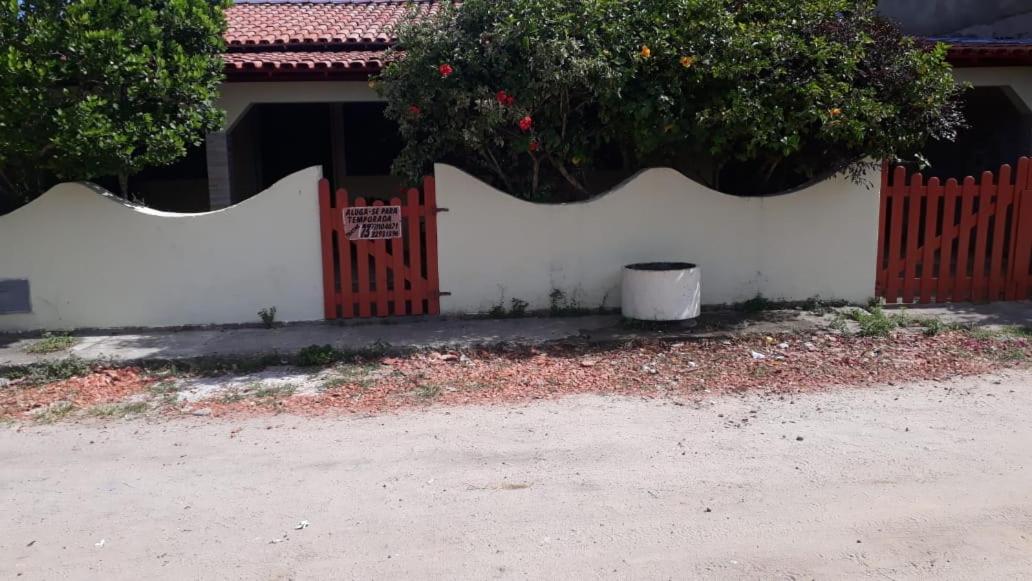 Aluga-se casa perto da orla para temporada.