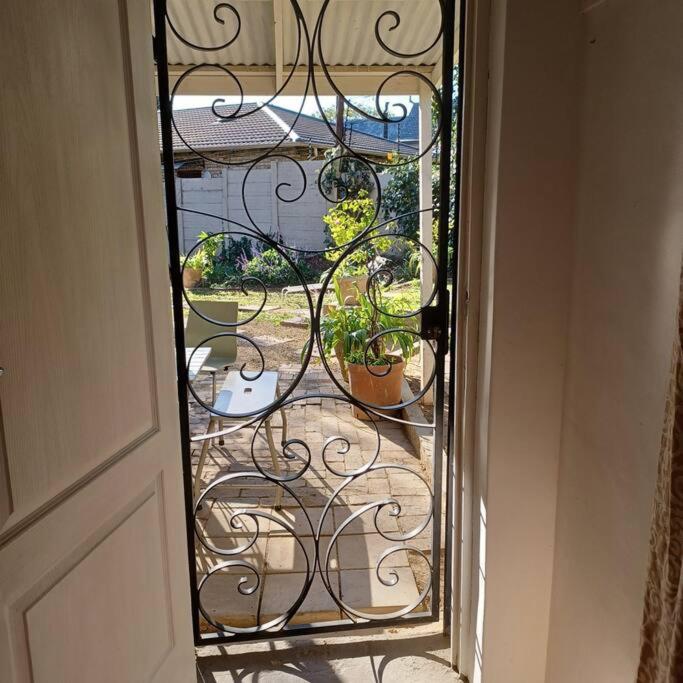 Craighall Park Comfortable Studio Own entrance Eateries close