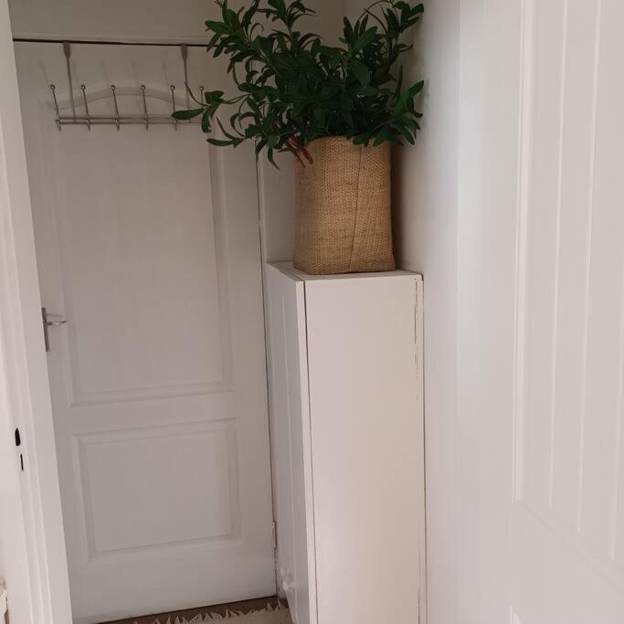 Craighall Park Comfortable Studio Own entrance Eateries close