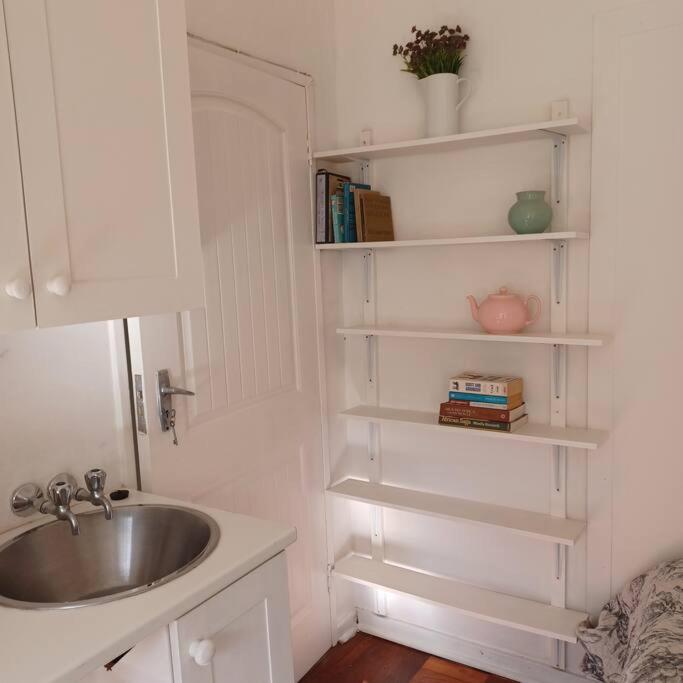 Craighall Park Comfortable Studio Own entrance Eateries close