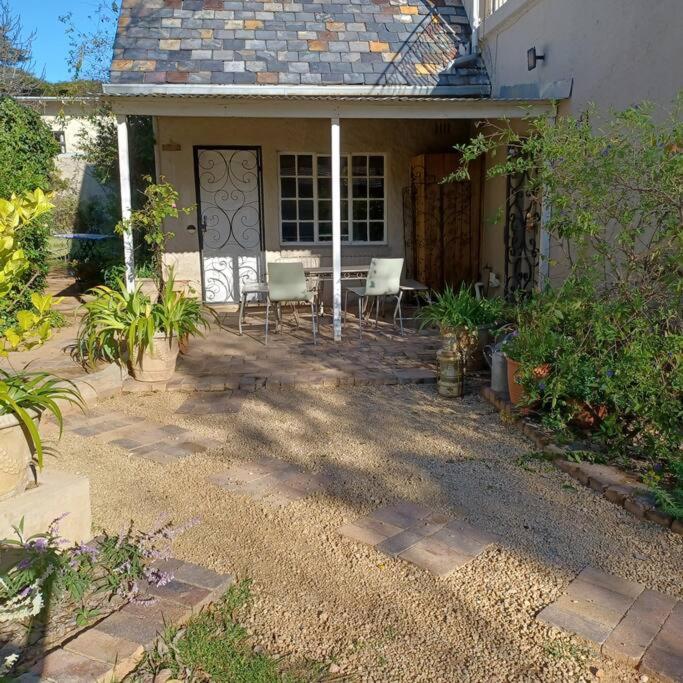 Craighall Park Comfortable Studio Own entrance Eateries close