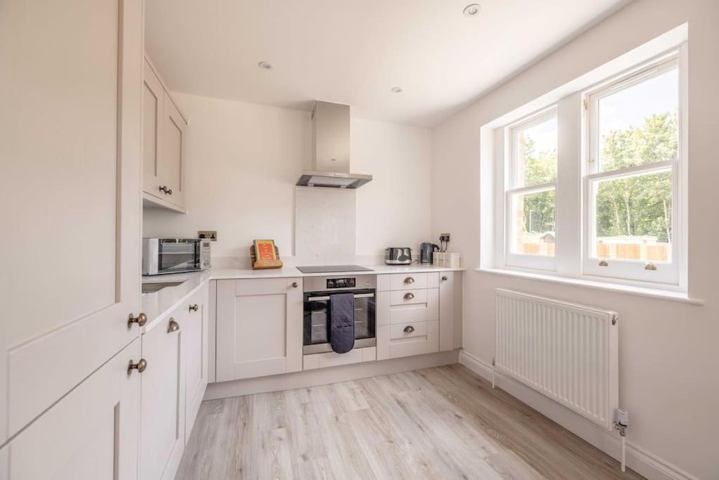 Stylish Central Reading Apartment - Free Parking view 5