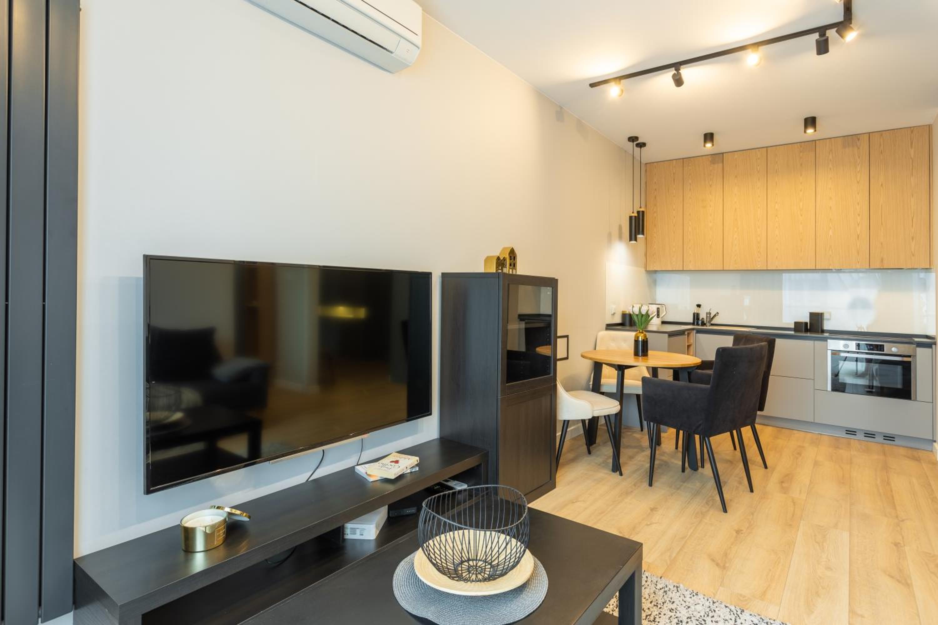 Golden Apartments Warsaw - Luxury Building, Rooftop Terrace, Sienna