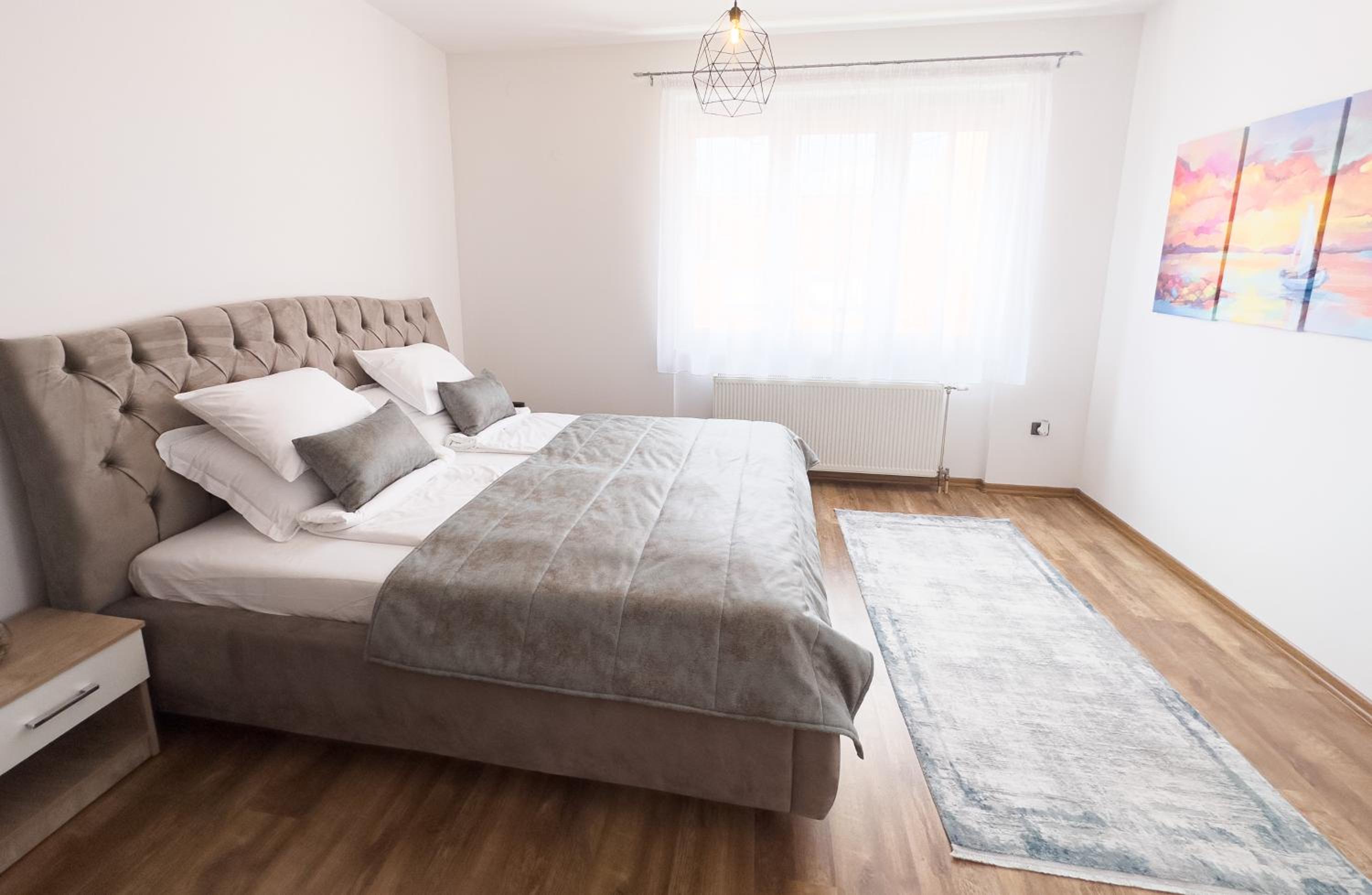 Luxurious and Cosy Brick Apartment - Free private parking