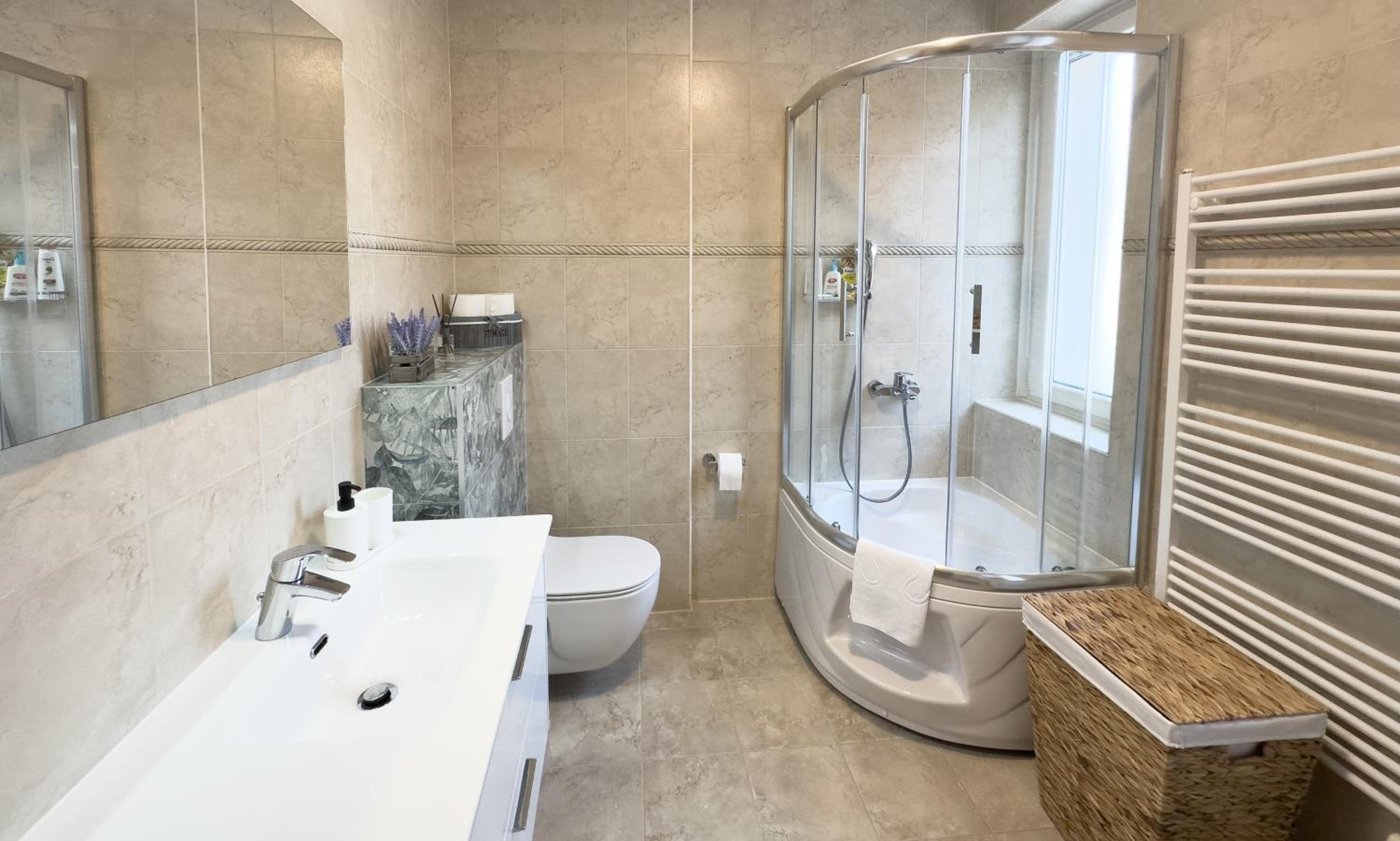 Luxurious and Cosy Brick Apartment - Free private parking