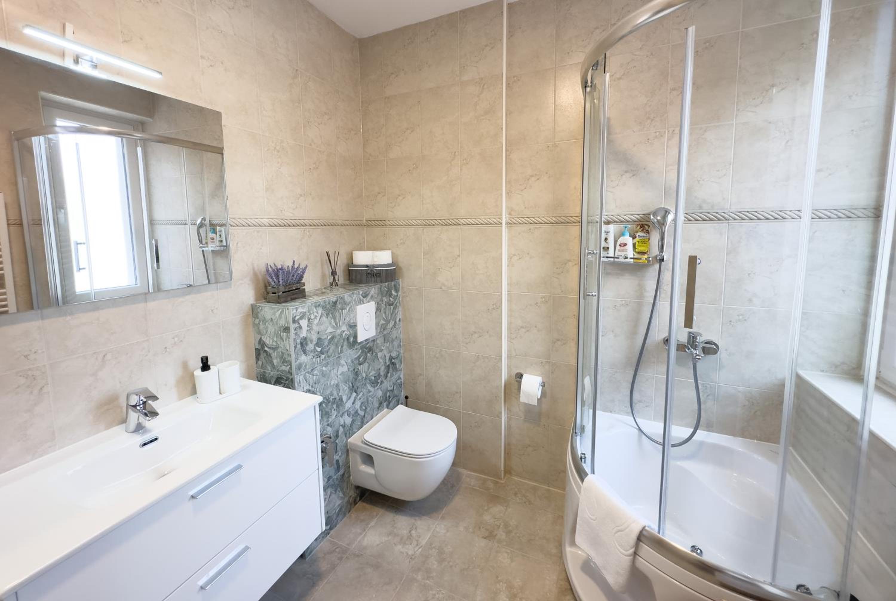 Luxurious and Cosy Brick Apartment - Free private parking