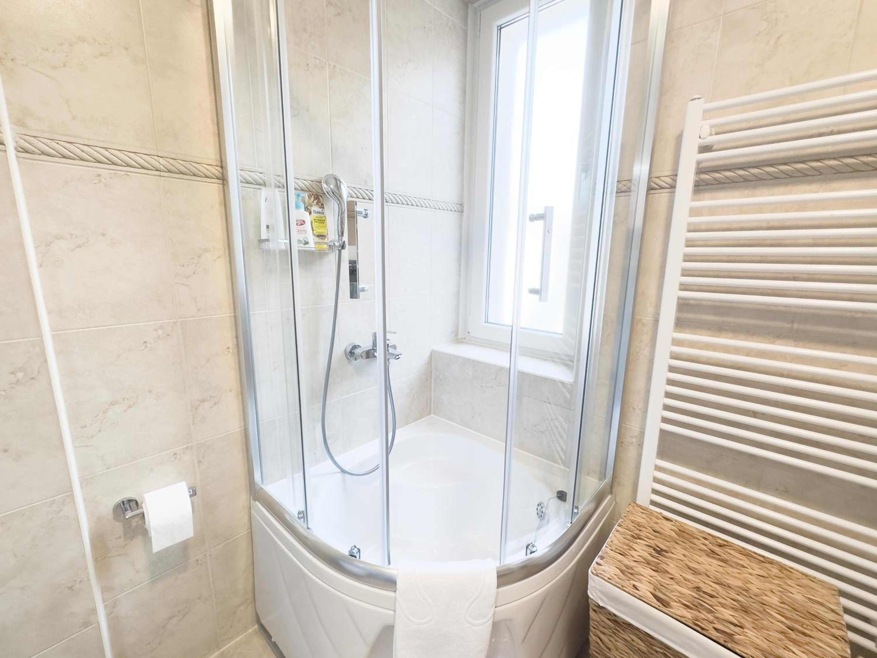 Luxurious and Cosy Brick Apartment - Free private parking
