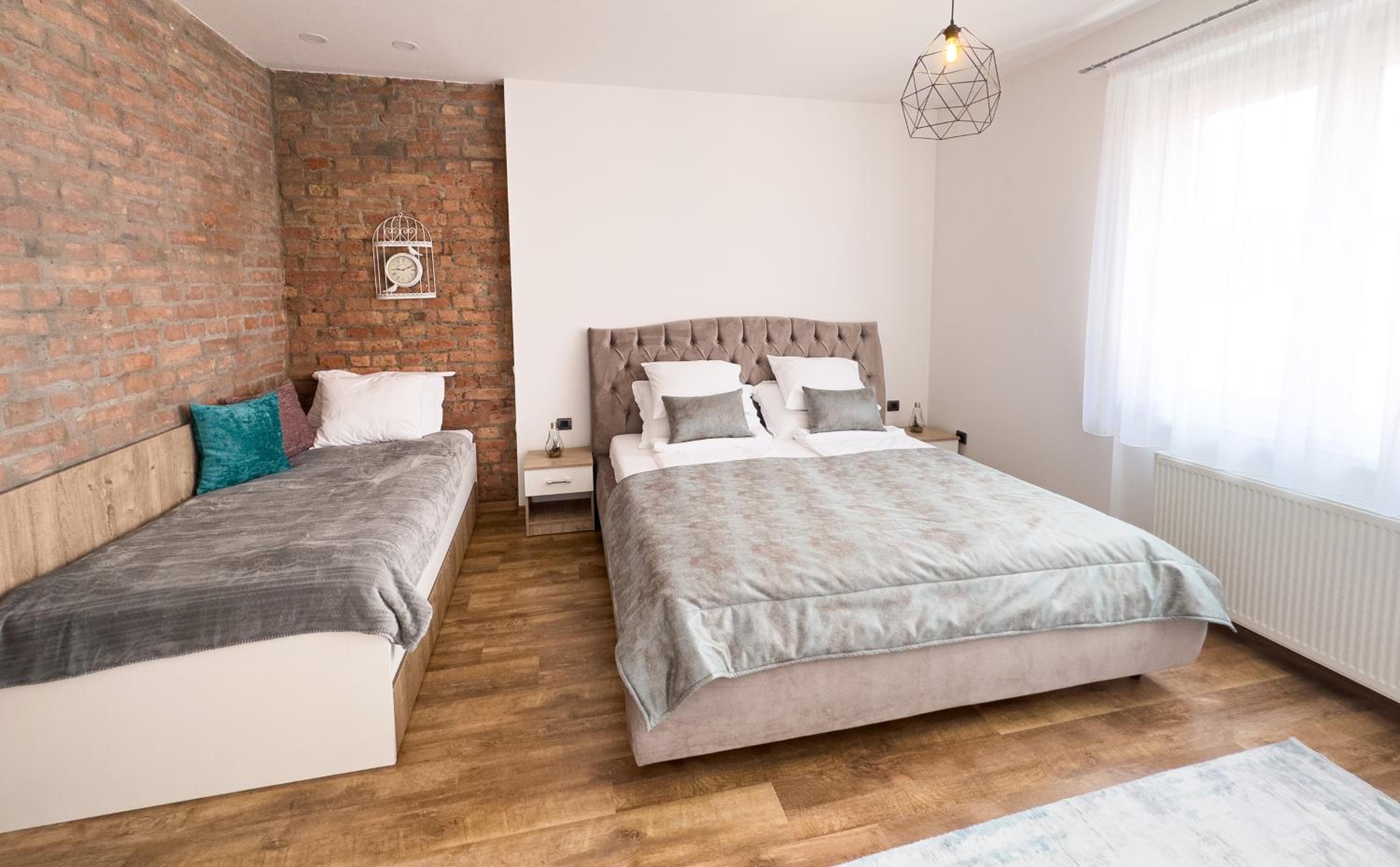 Luxurious and Cosy Brick Apartment - Free private parking