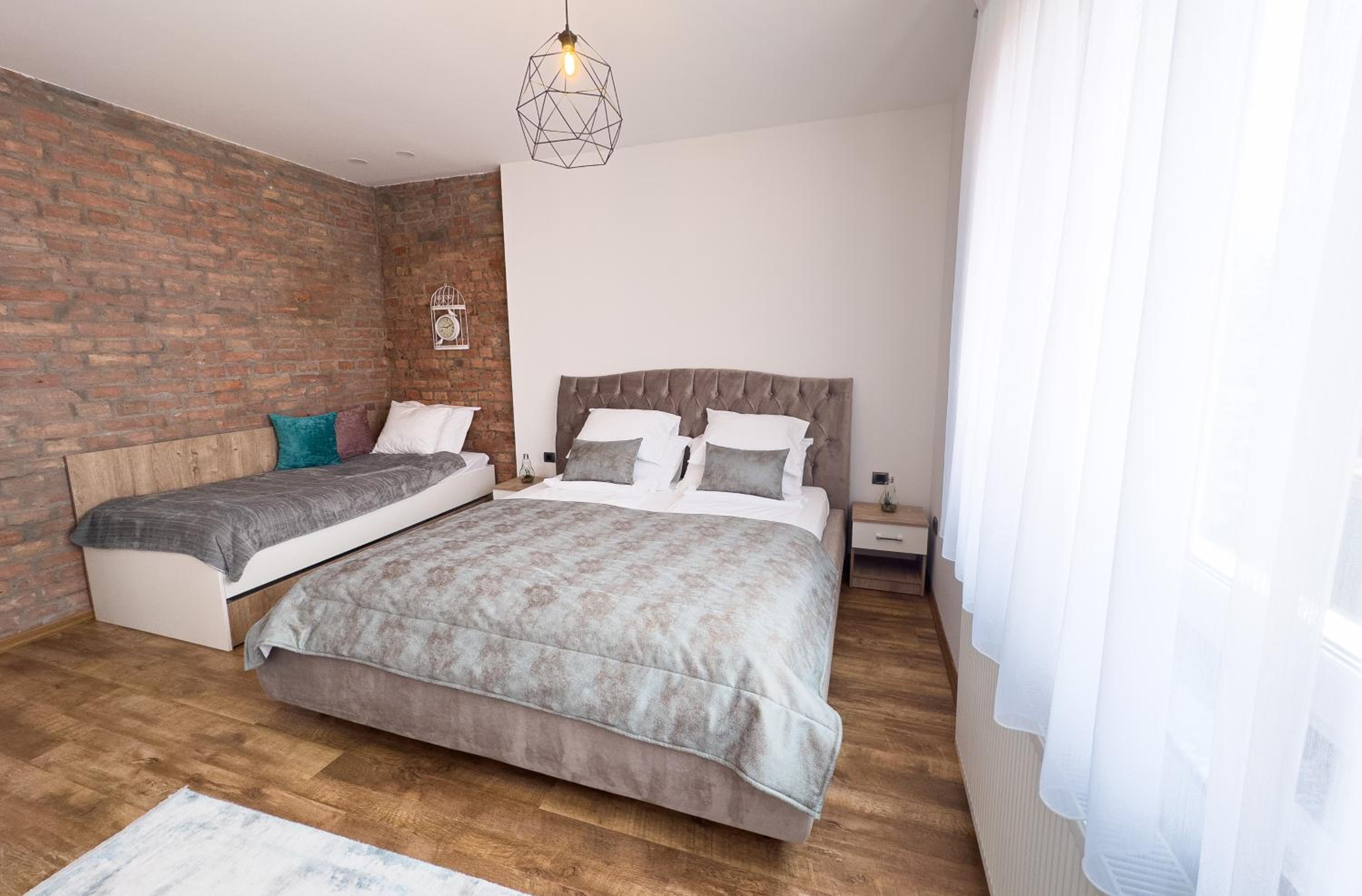 Luxurious and Cosy Brick Apartment - Free private parking