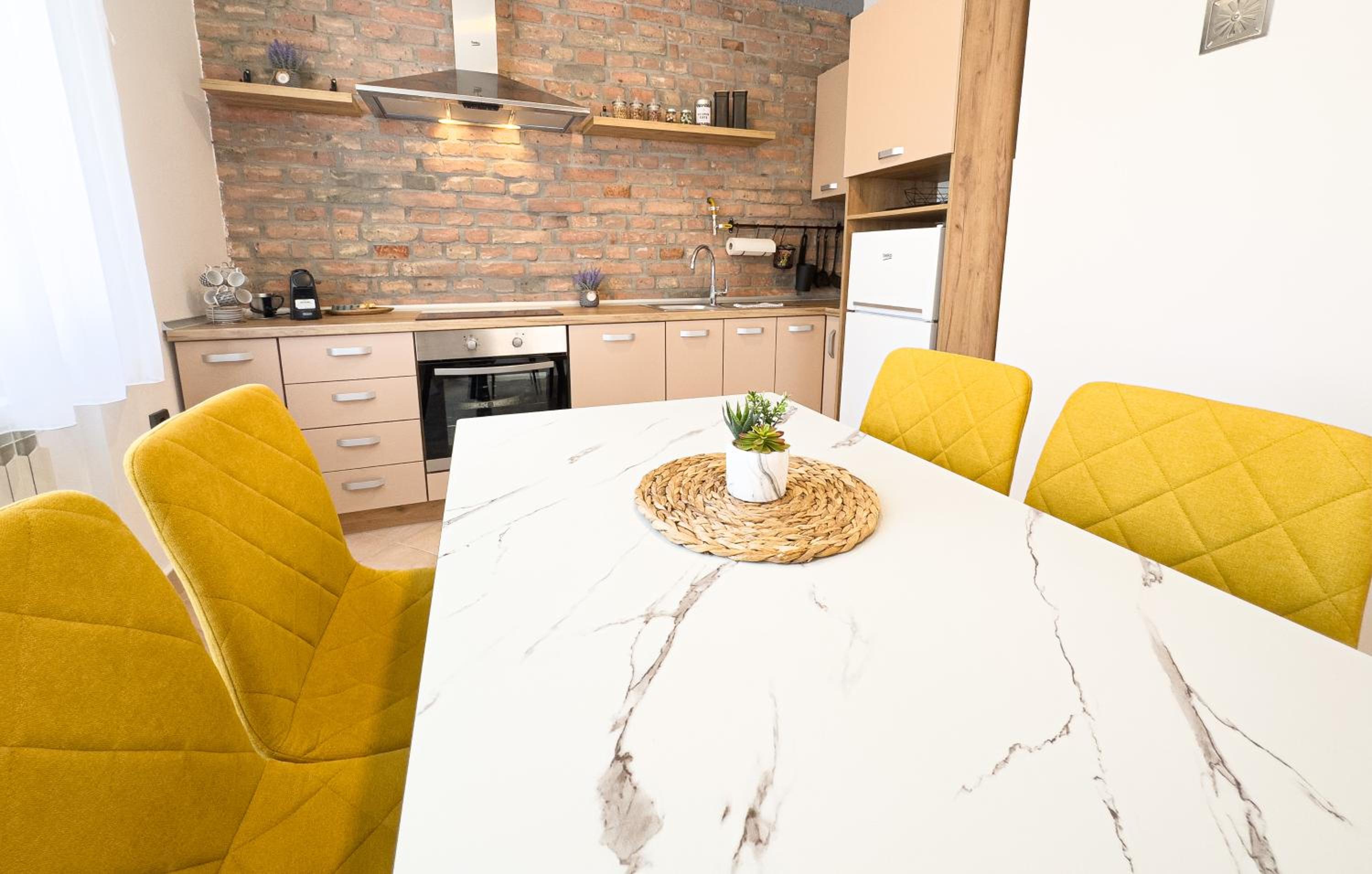 Luxurious and Cosy Brick Apartment - Free private parking