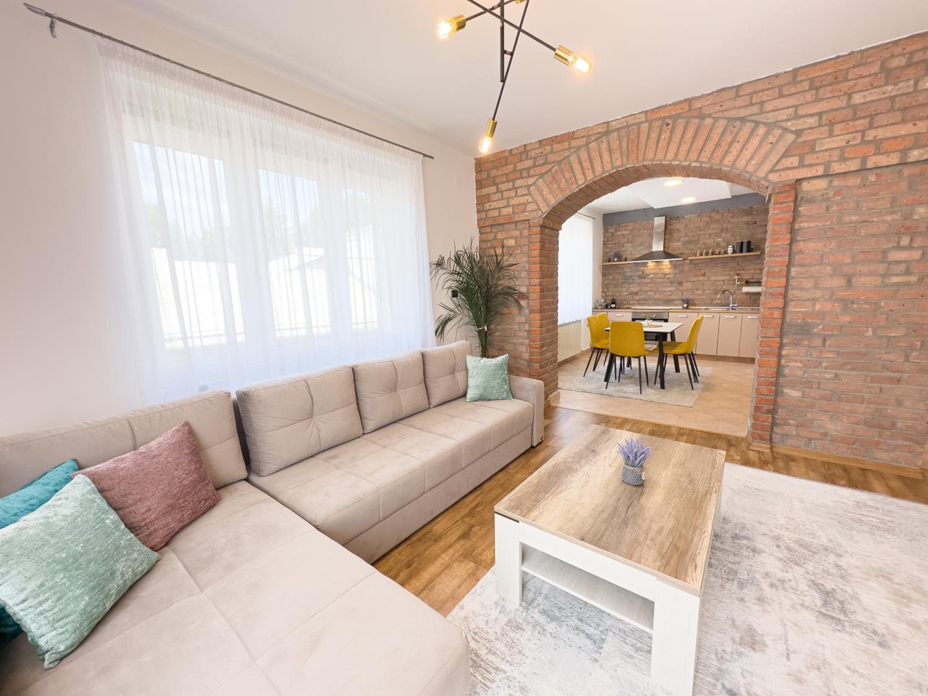 Luxurious and Cosy Brick Apartment - Free private parking