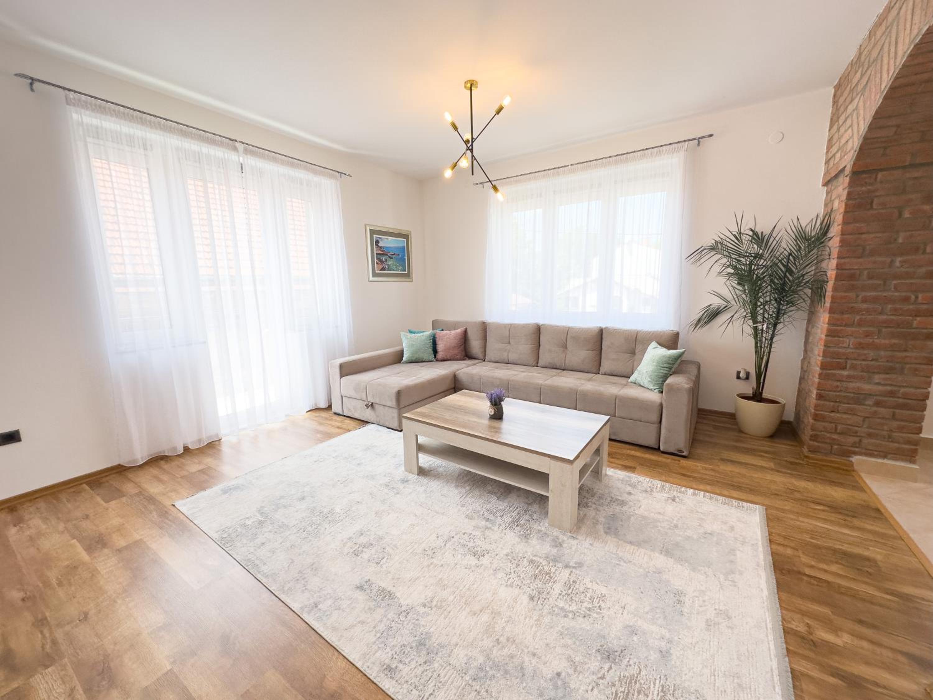 Luxurious and Cosy Brick Apartment - Free private parking