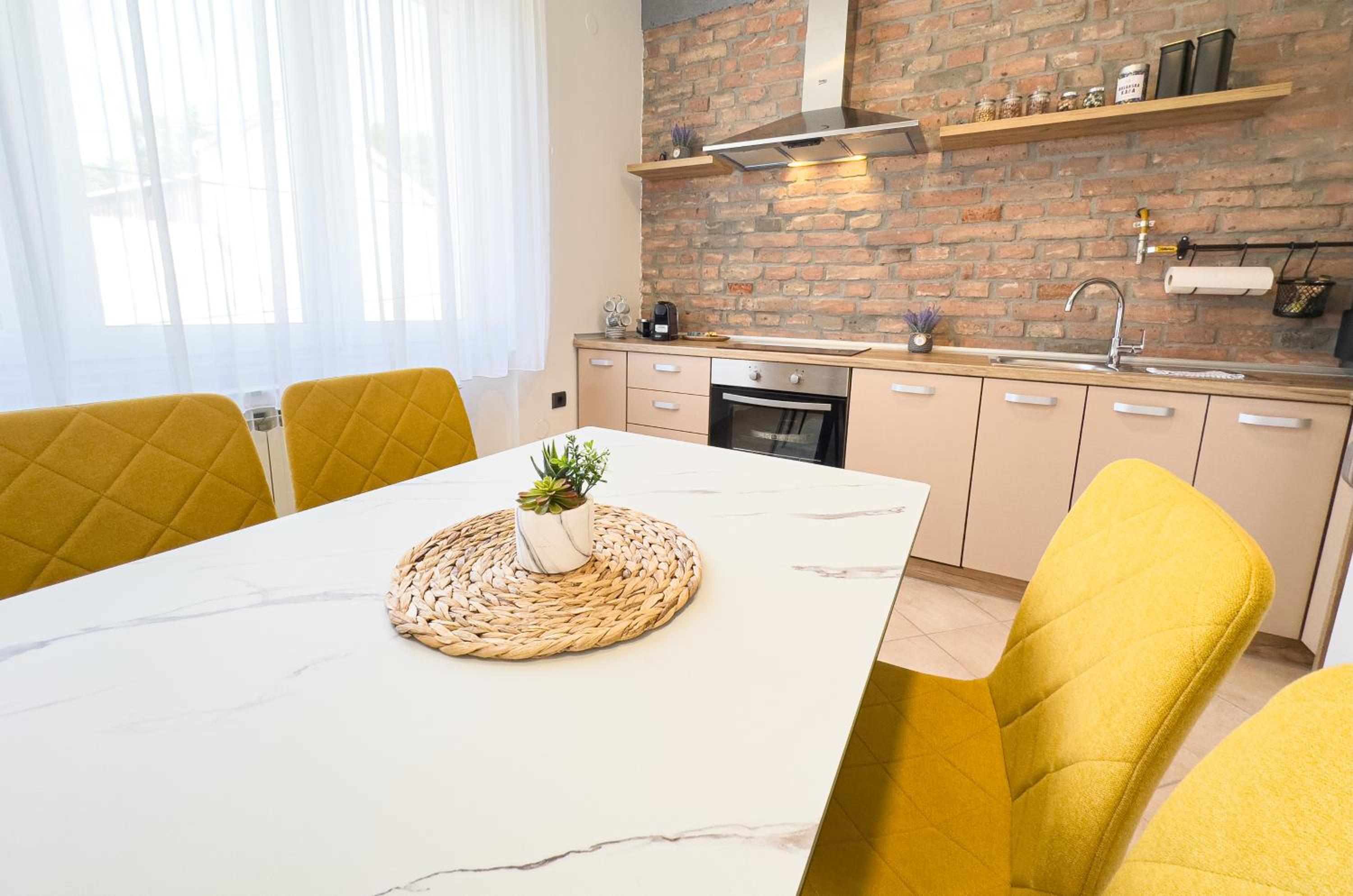 Luxurious and Cosy Brick Apartment - Free private parking