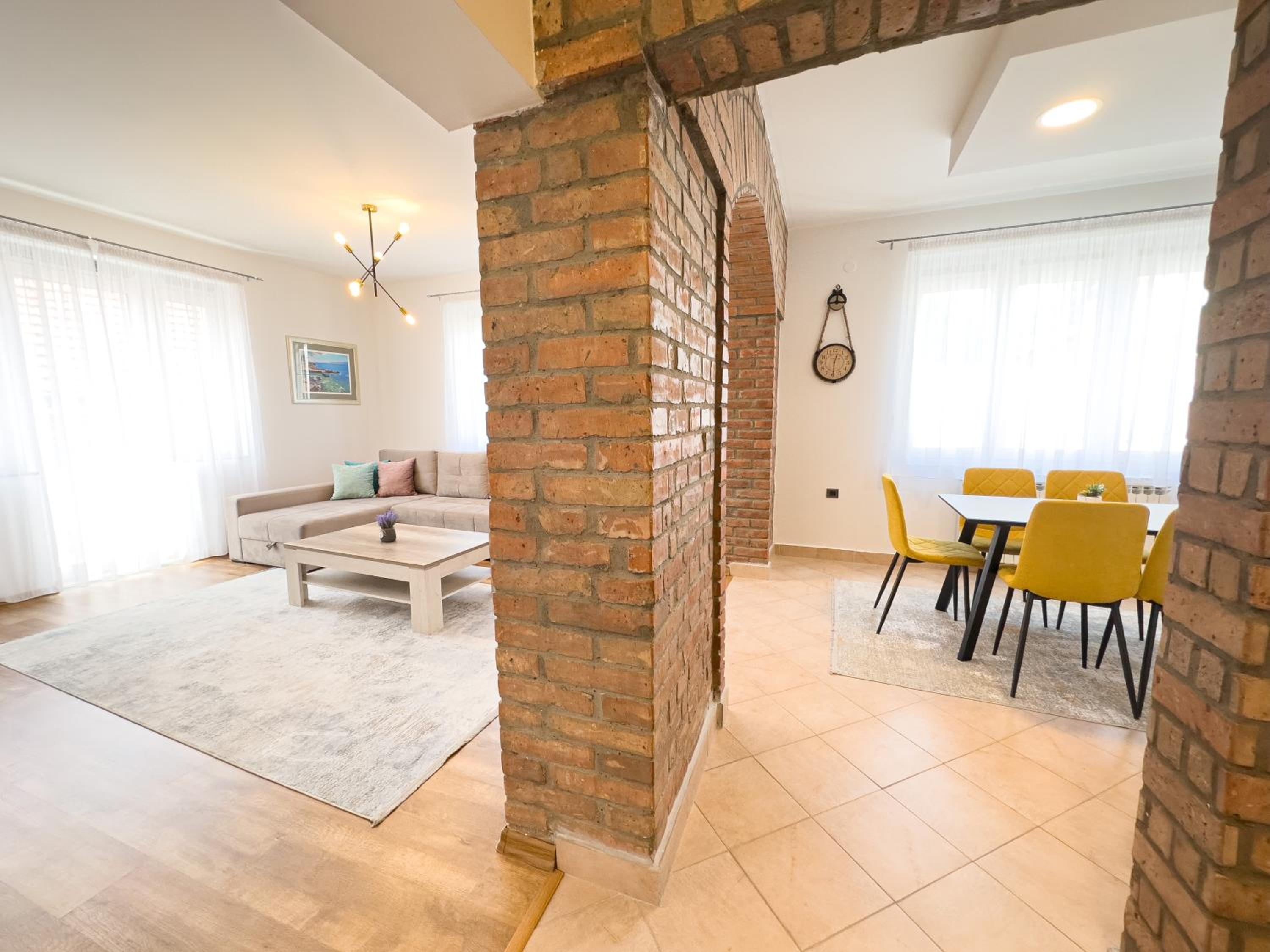 Luxurious and Cosy Brick Apartment - Free private parking
