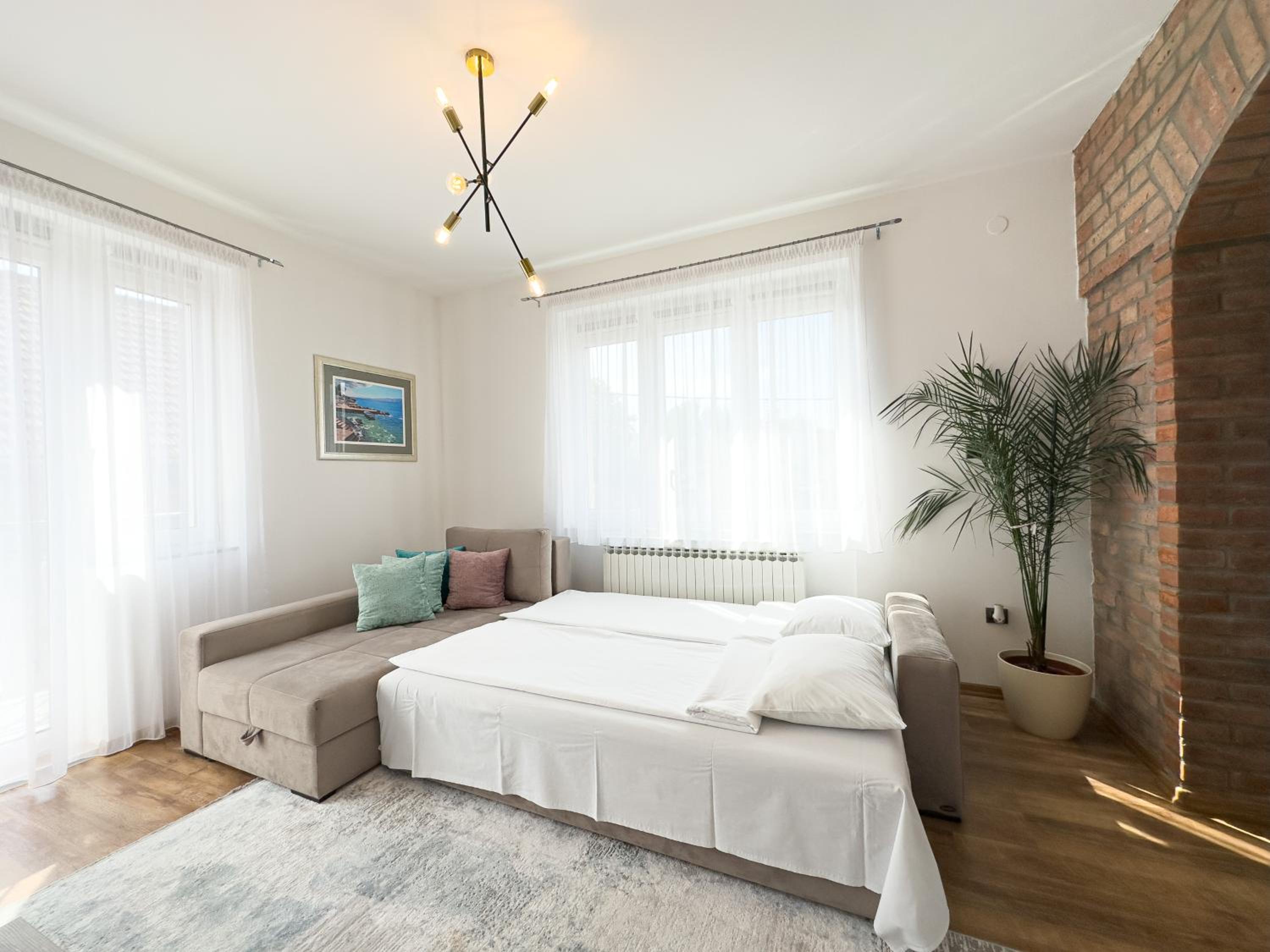 Luxurious and Cosy Brick Apartment - Free private parking