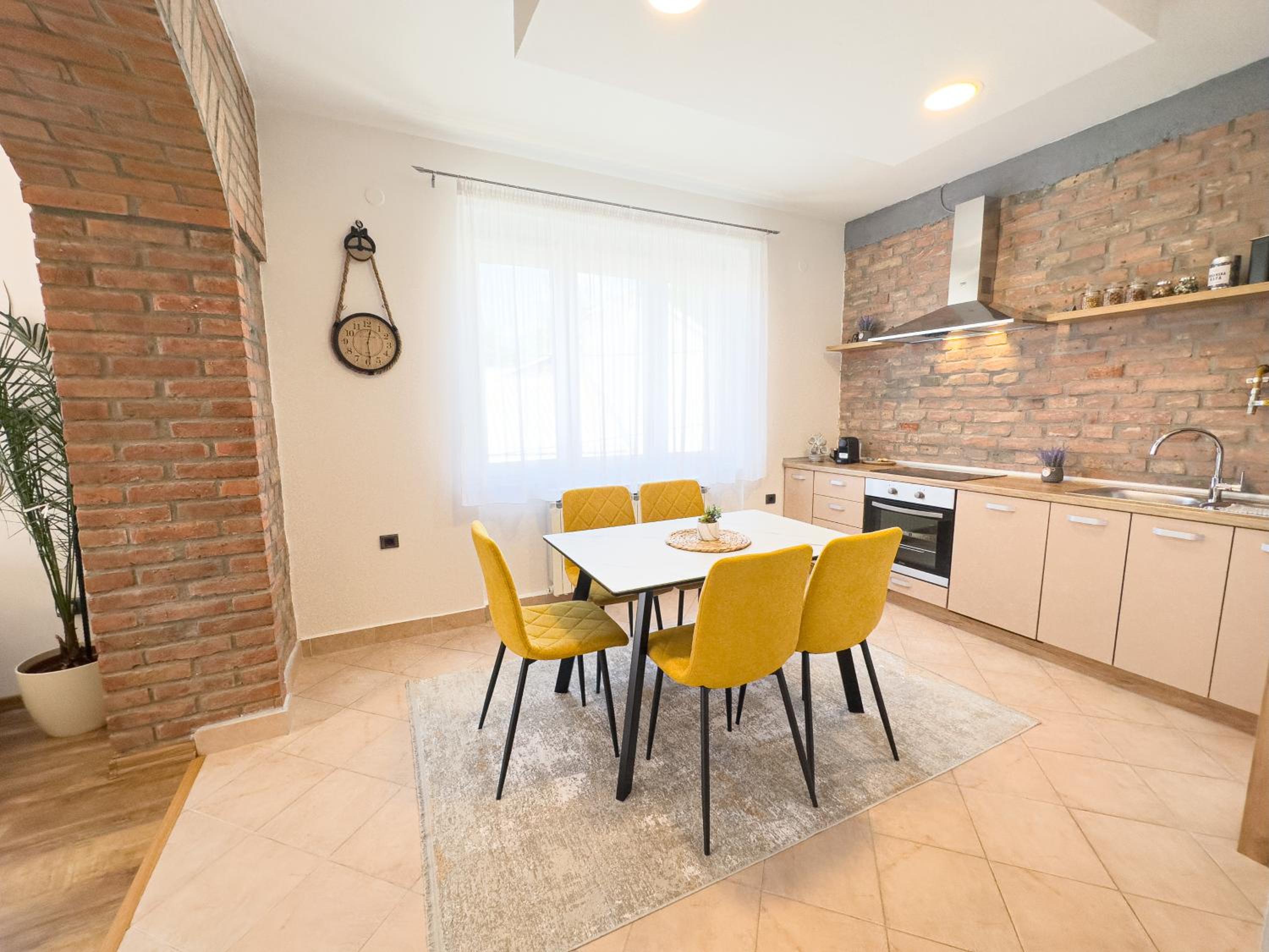 Luxurious and Cosy Brick Apartment - Free private parking