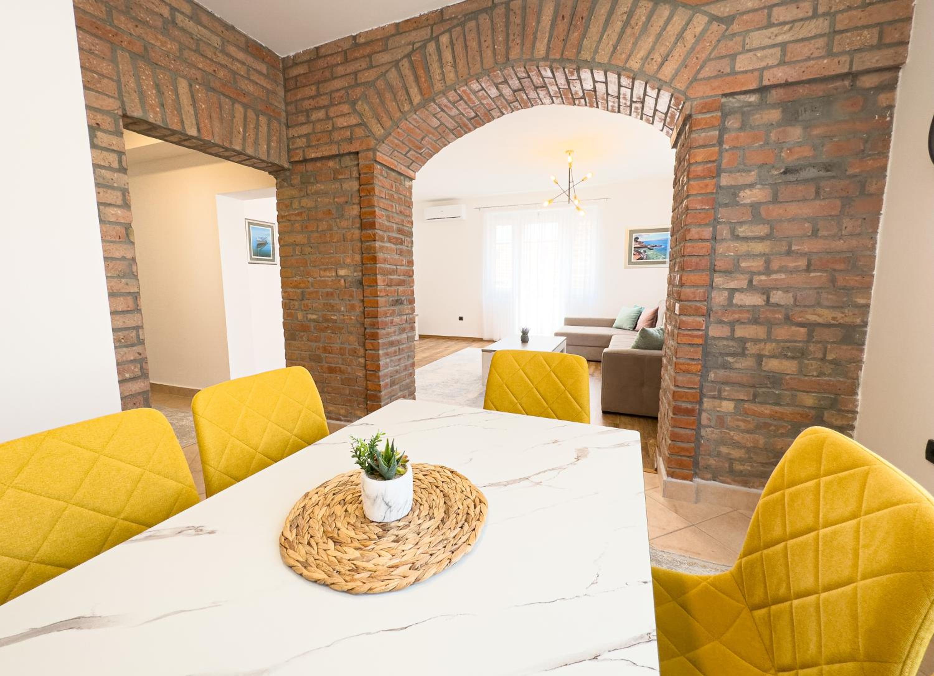Luxurious and Cosy Brick Apartment - Free private parking