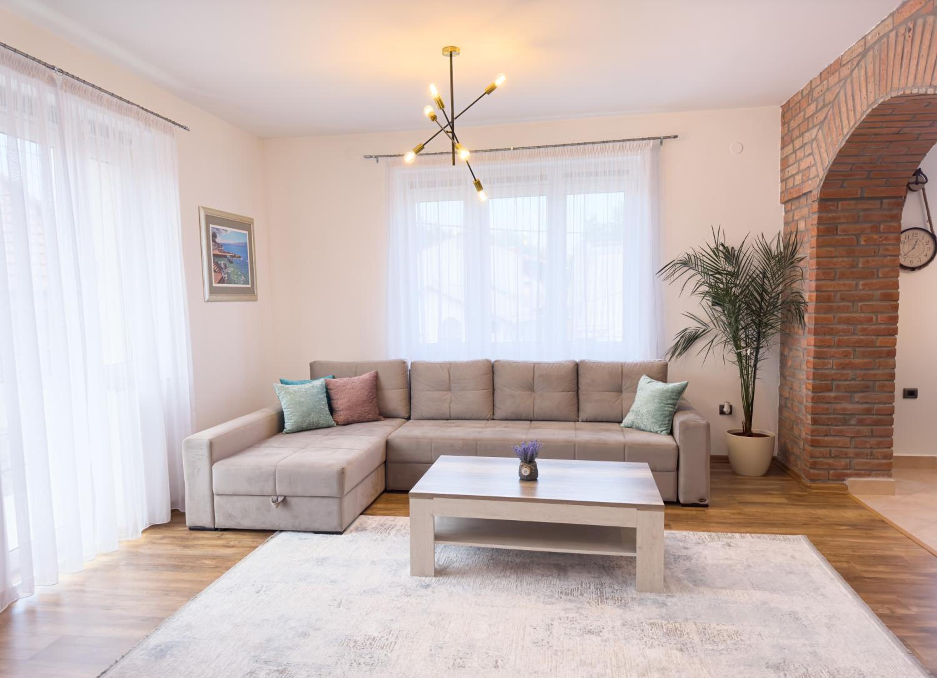 Luxurious and Cosy Brick Apartment - Free private parking