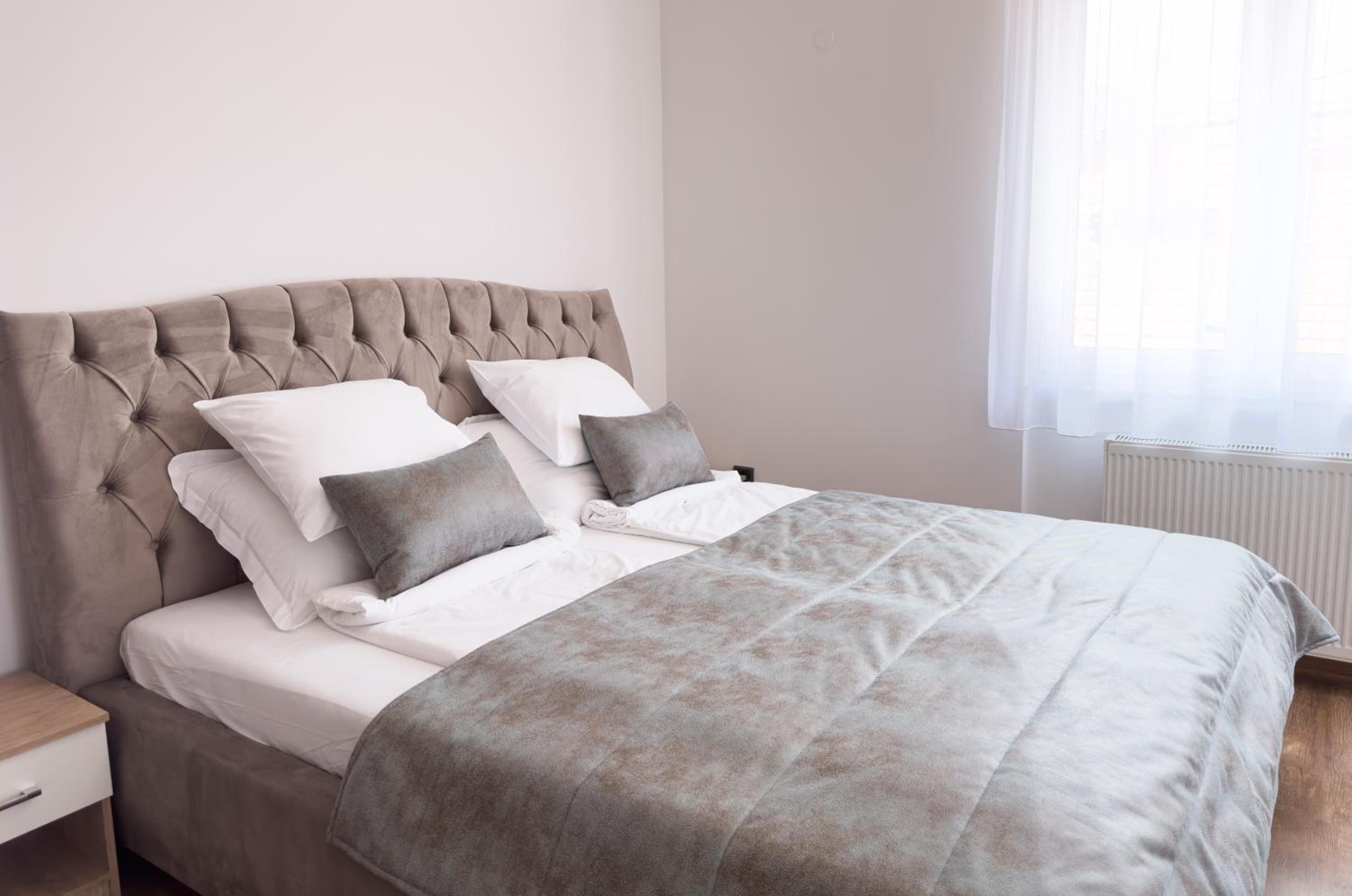Luxurious and Cosy Brick Apartment - Free private parking