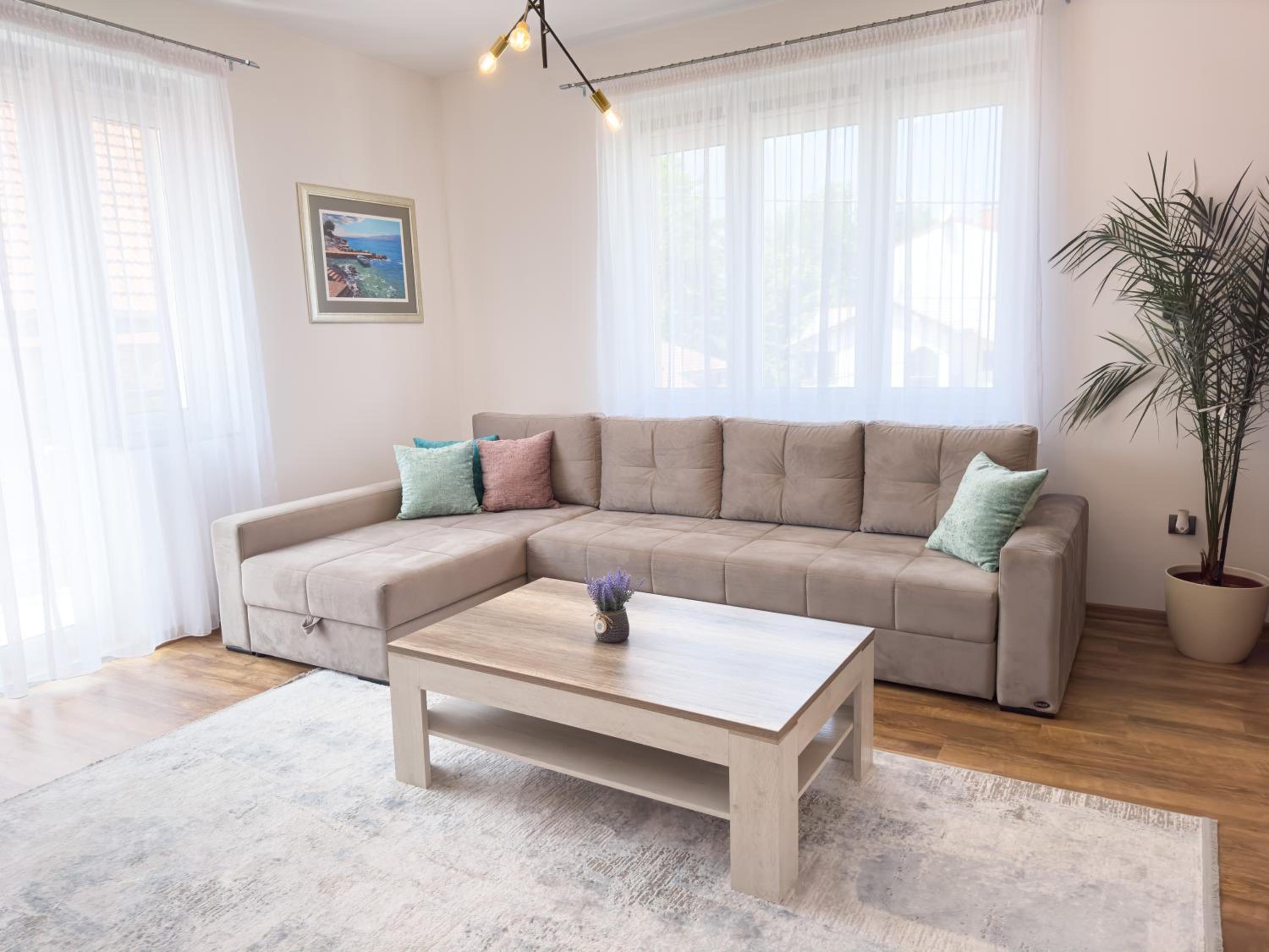 Luxurious and Cosy Brick Apartment - Free private parking