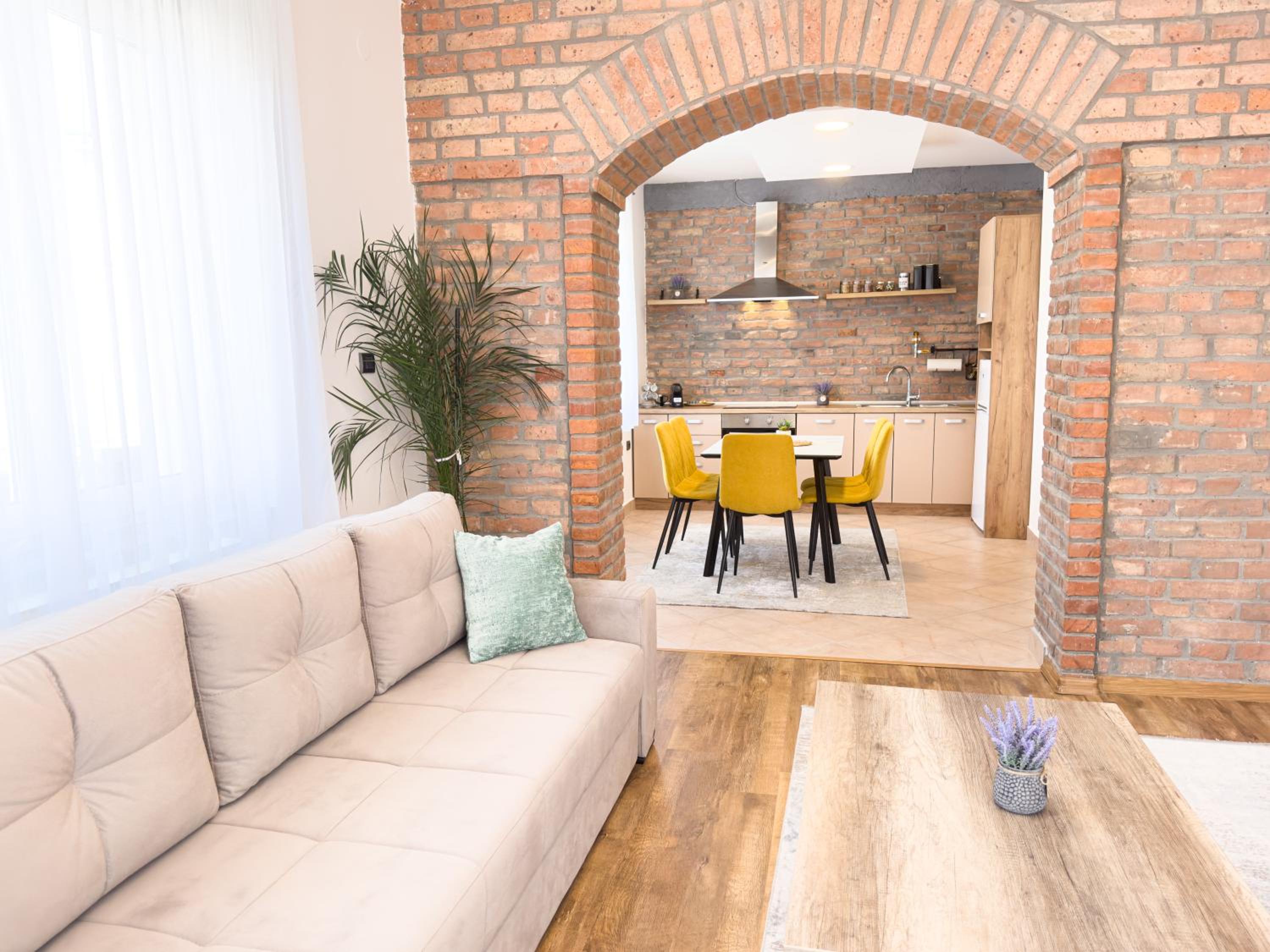 Luxurious and Cosy Brick Apartment - Free private parking