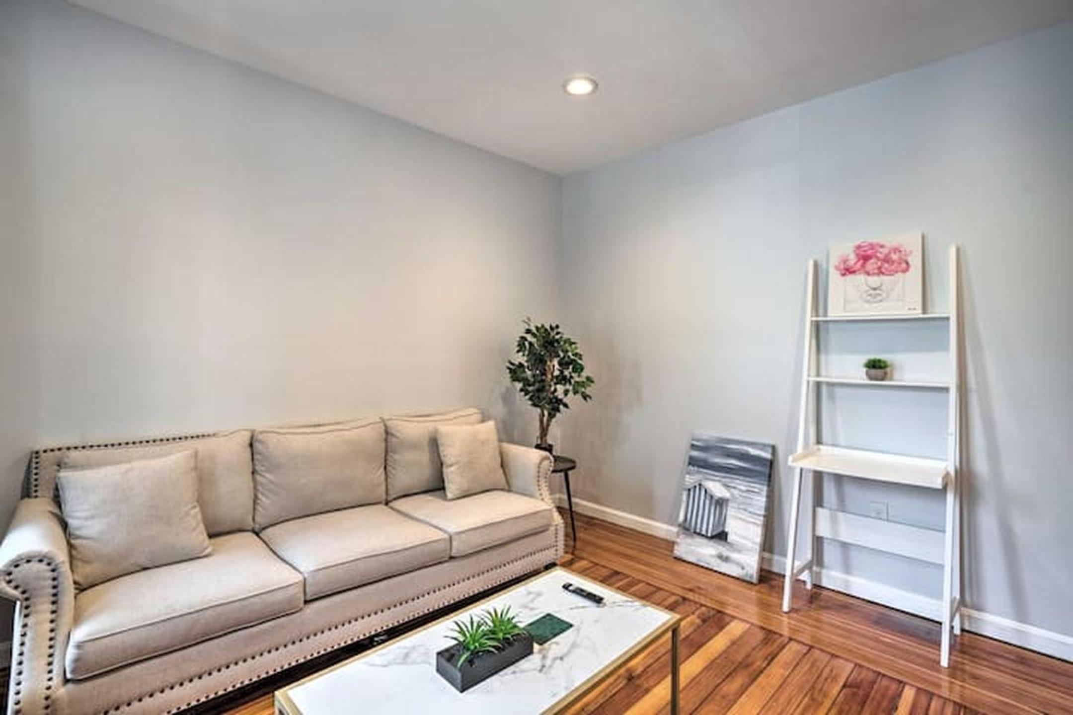 Astonishing 4BR Bright *Apt with modern amenities! view 3