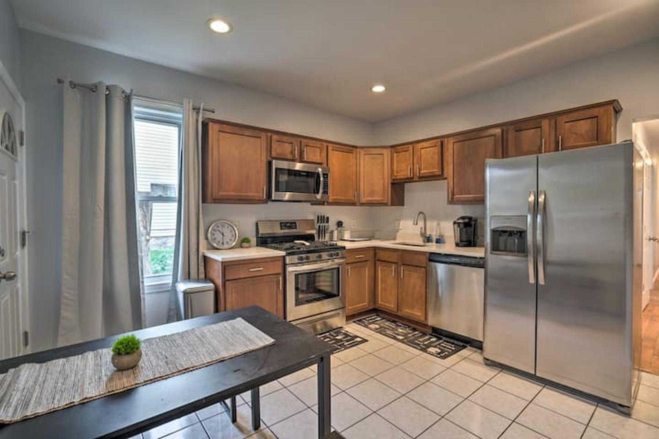 Astonishing 4BR Bright *Apt with modern amenities! view 4