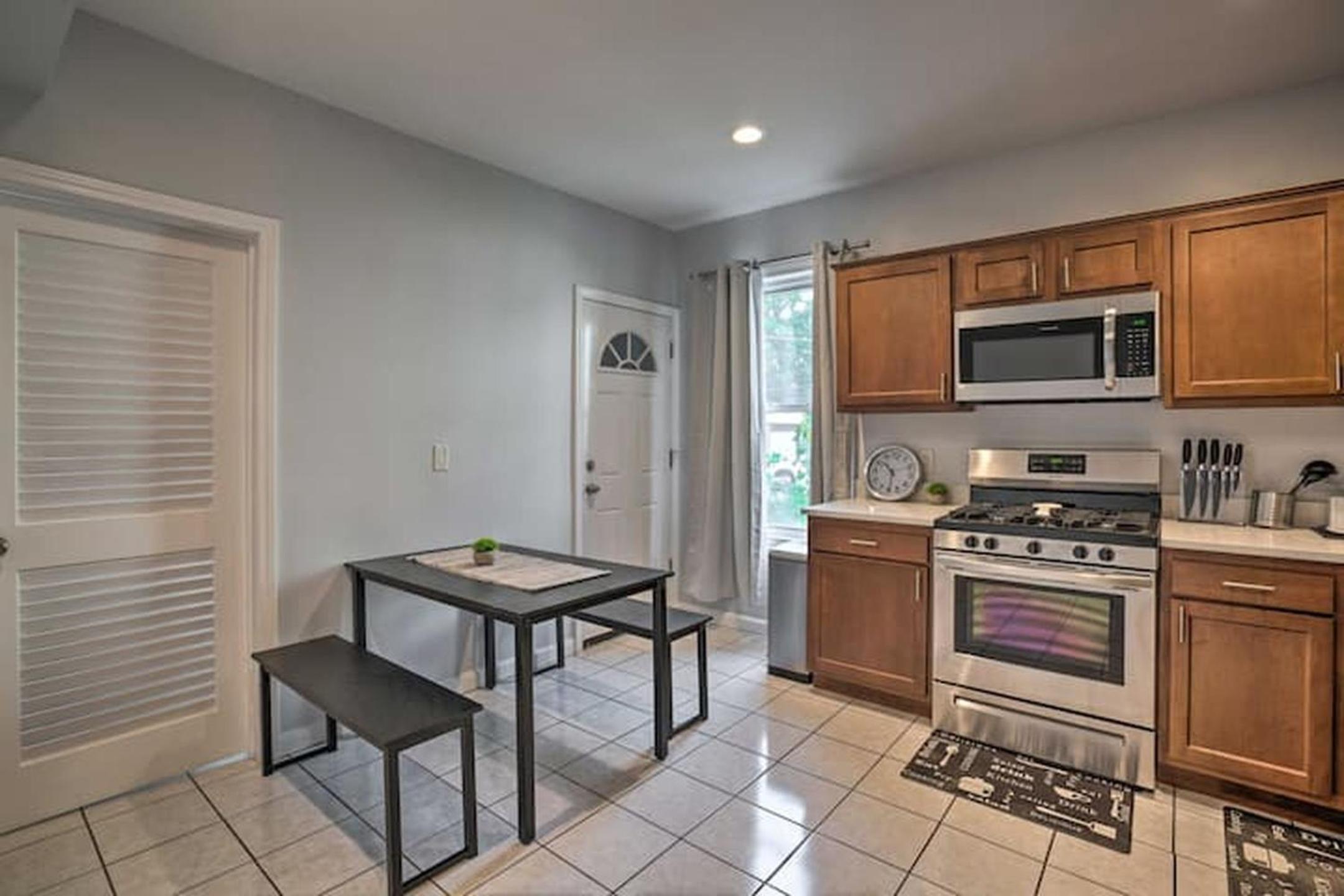 Astonishing 4BR Bright *Apt with modern amenities! view 5