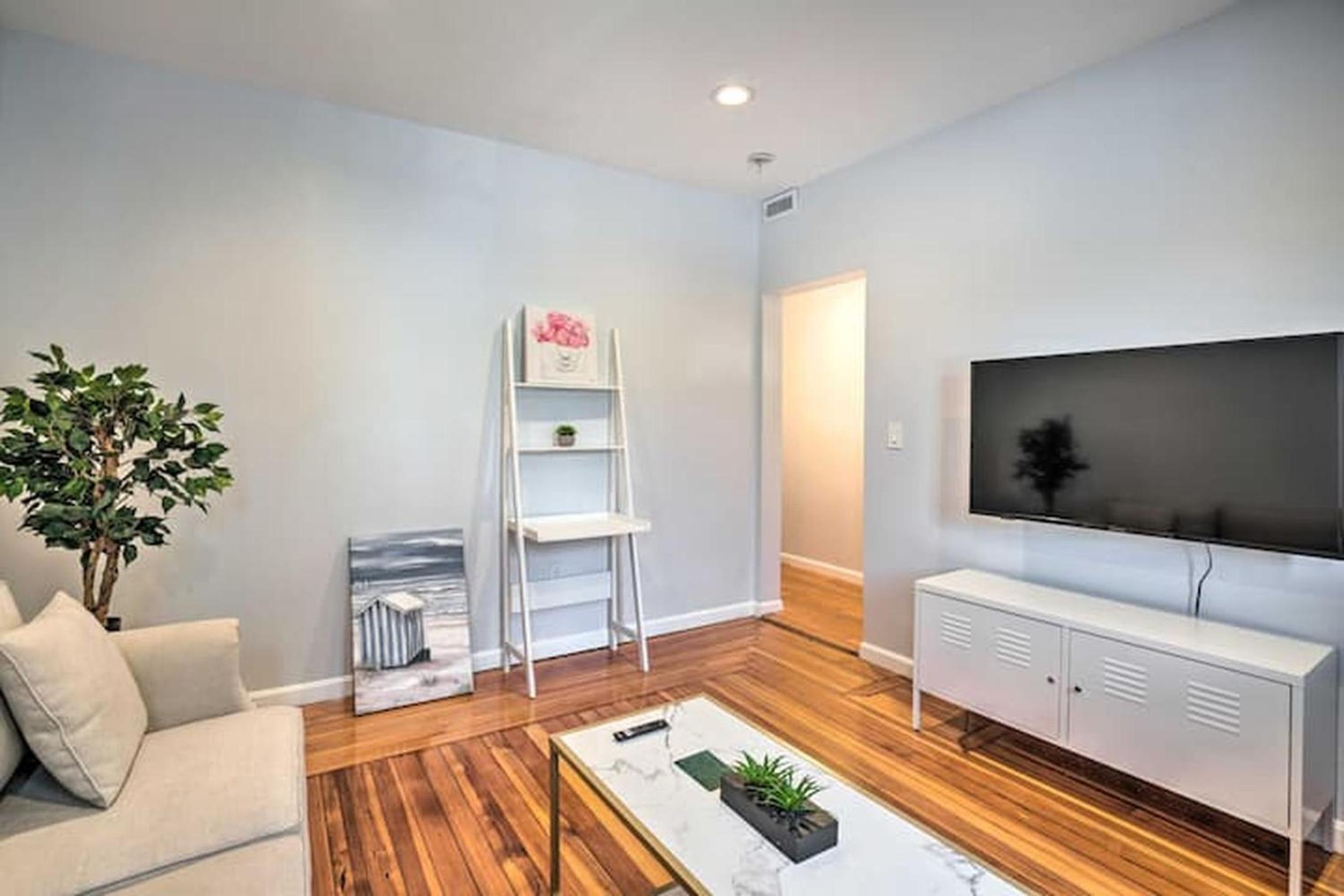Astonishing 4BR Bright *Apt with modern amenities! view 2