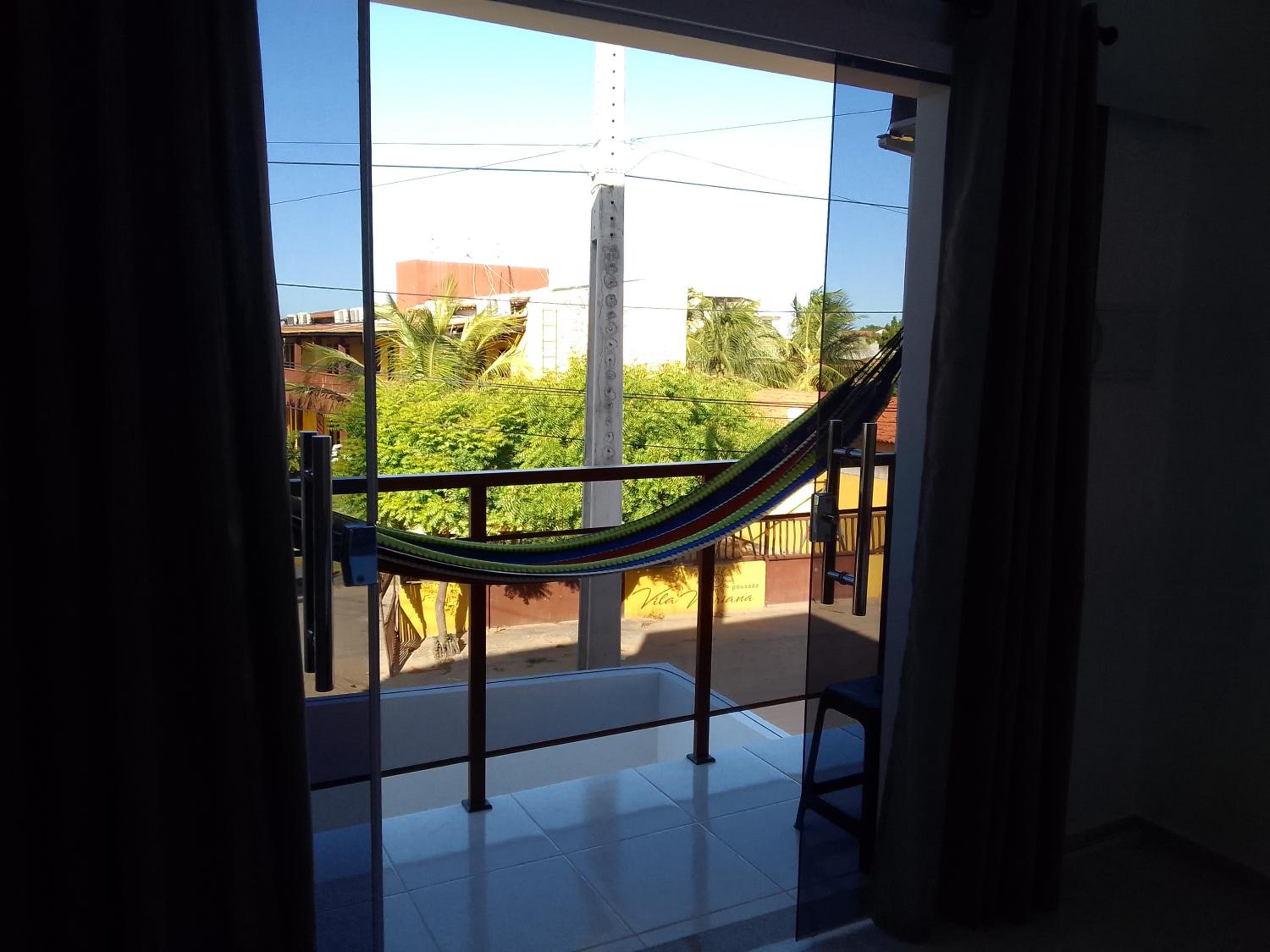 Sol Apartamento 4 - Quarto e sala com varanda e cozinha americana na praia do prea-CE