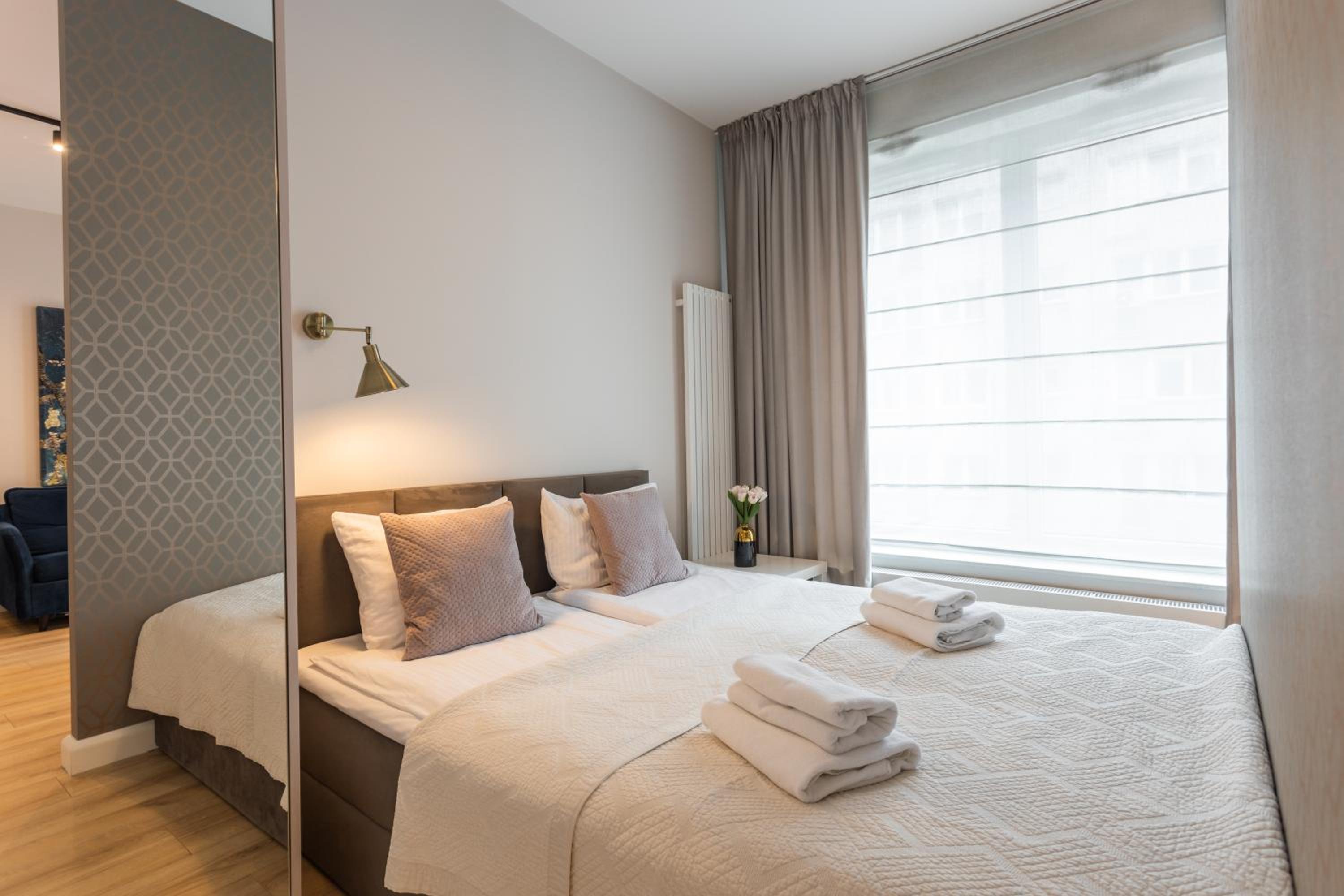 Golden Apartments Warsaw - Luxury Building, Rooftop Terrace, Sienna