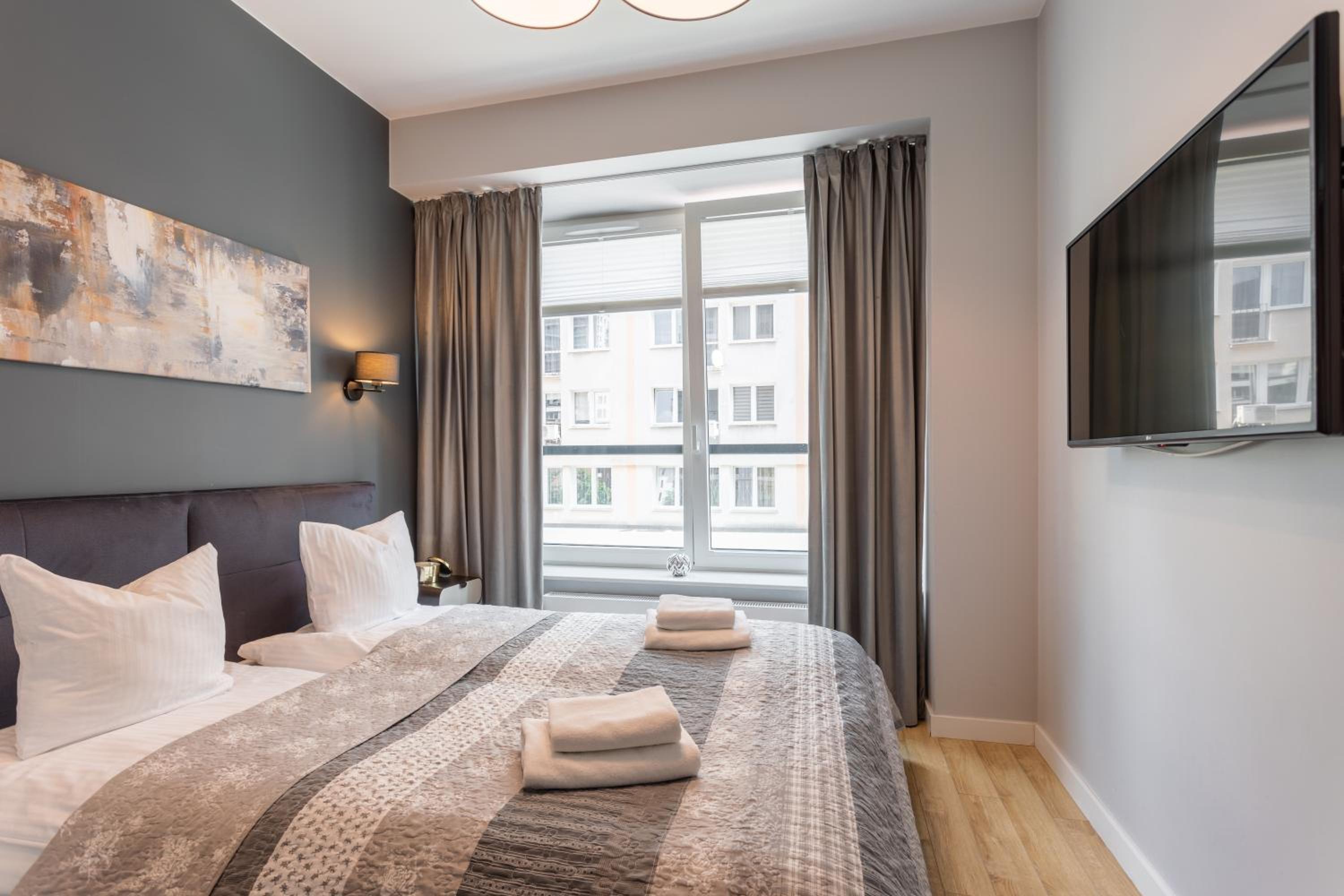 Golden Apartments Warsaw - Luxury Building, Rooftop Terrace, Sienna