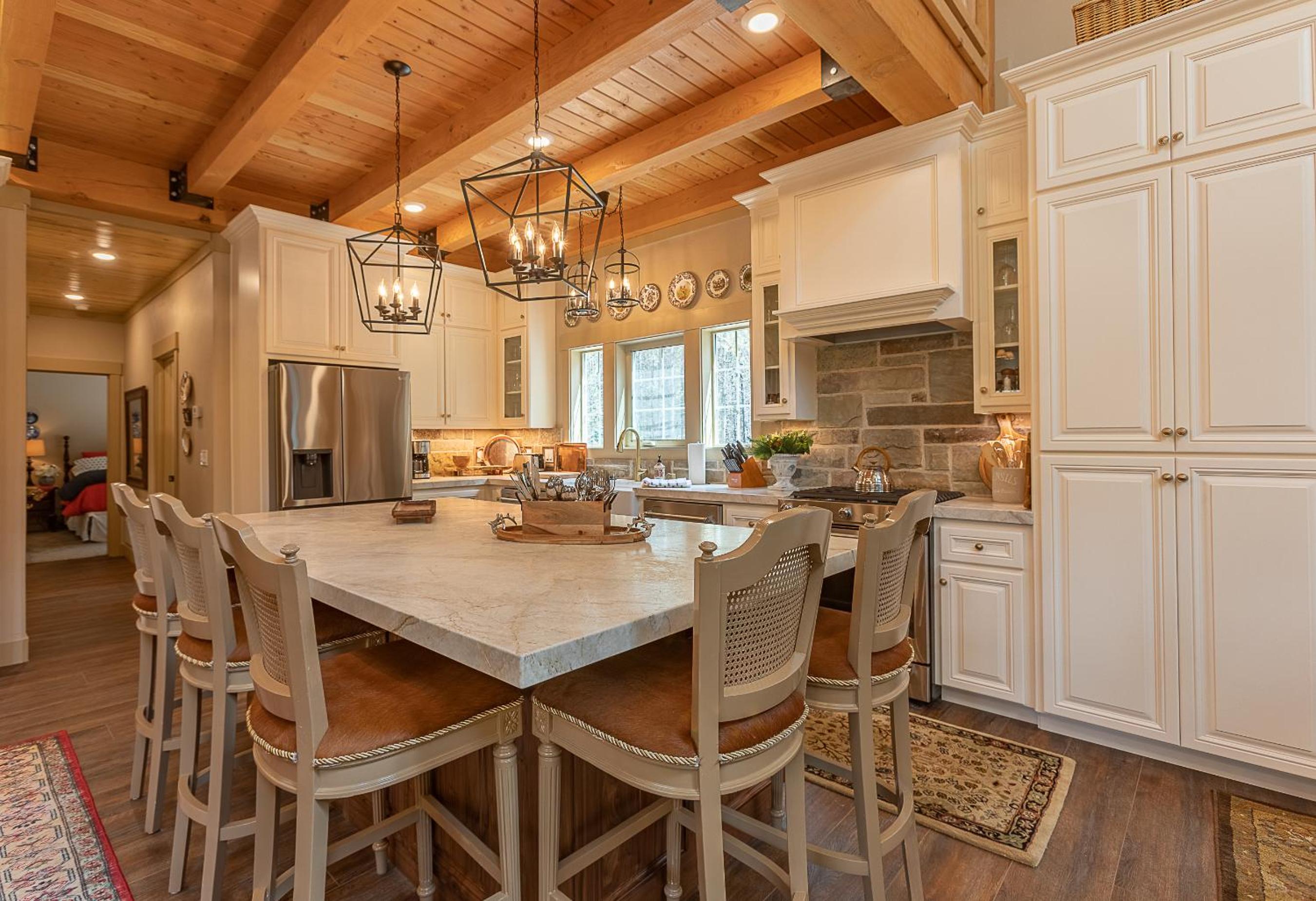 Uncle Chris Cabin by KABINO Air Conditioning Smart TVs Chefs Kitchen Spacious WiFi Grill Bills Island Reservoir Fishing view 3