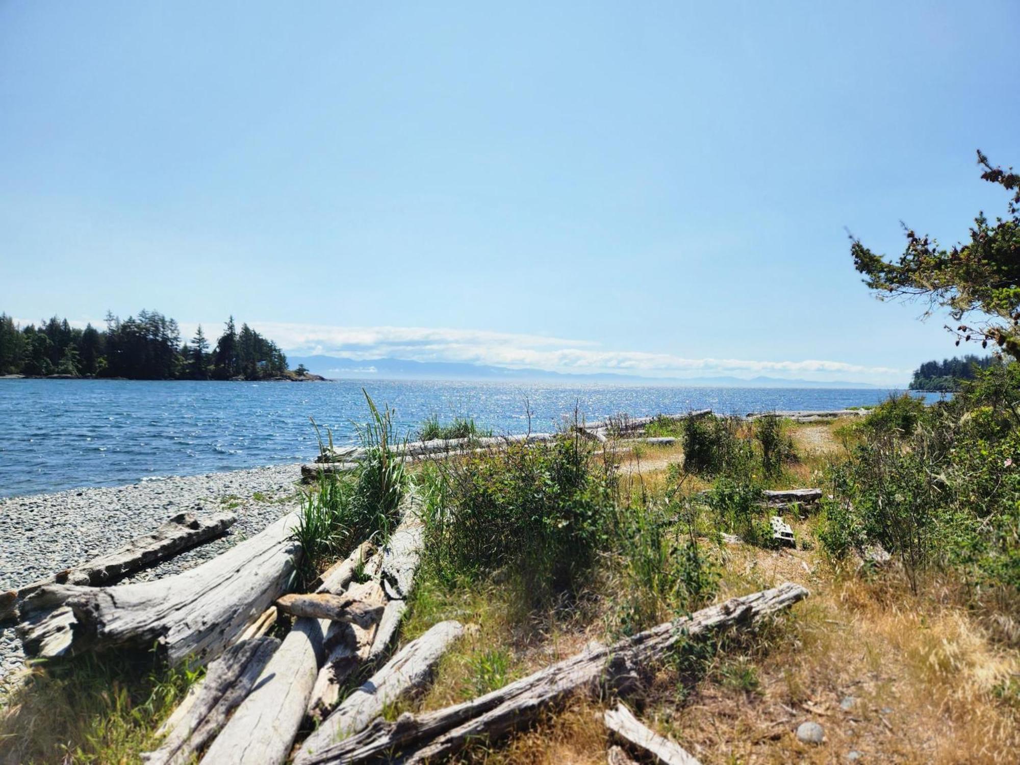 Sheringham Townhouse - Pet Friendly Sooke Rental