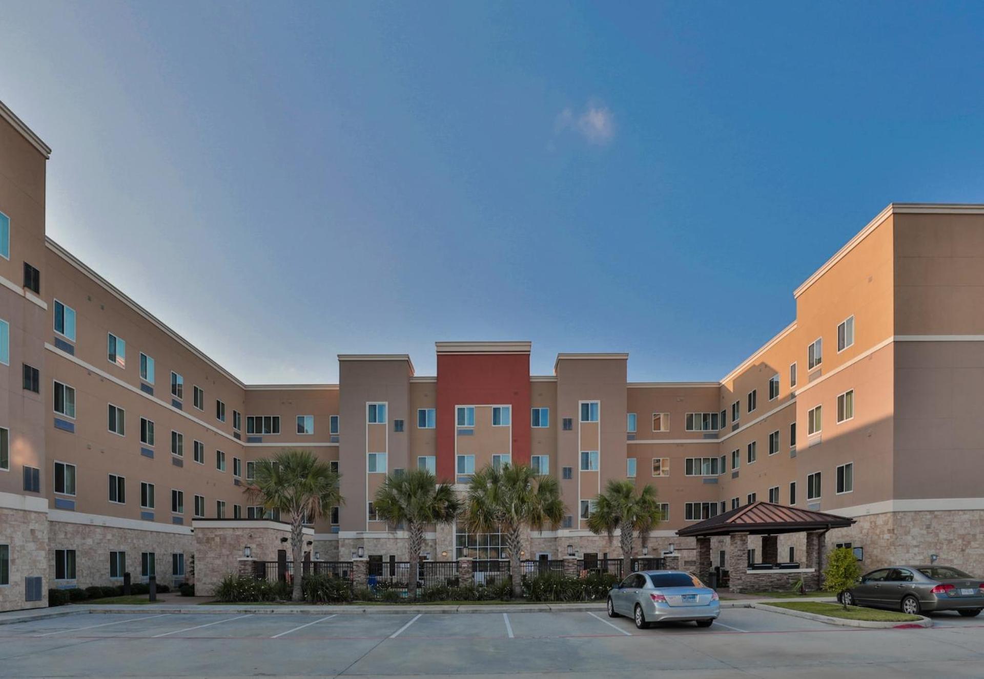 Hotel Room Kitchen Free parking Washer&Dryer Gym Relux Studio Group 1 view 2