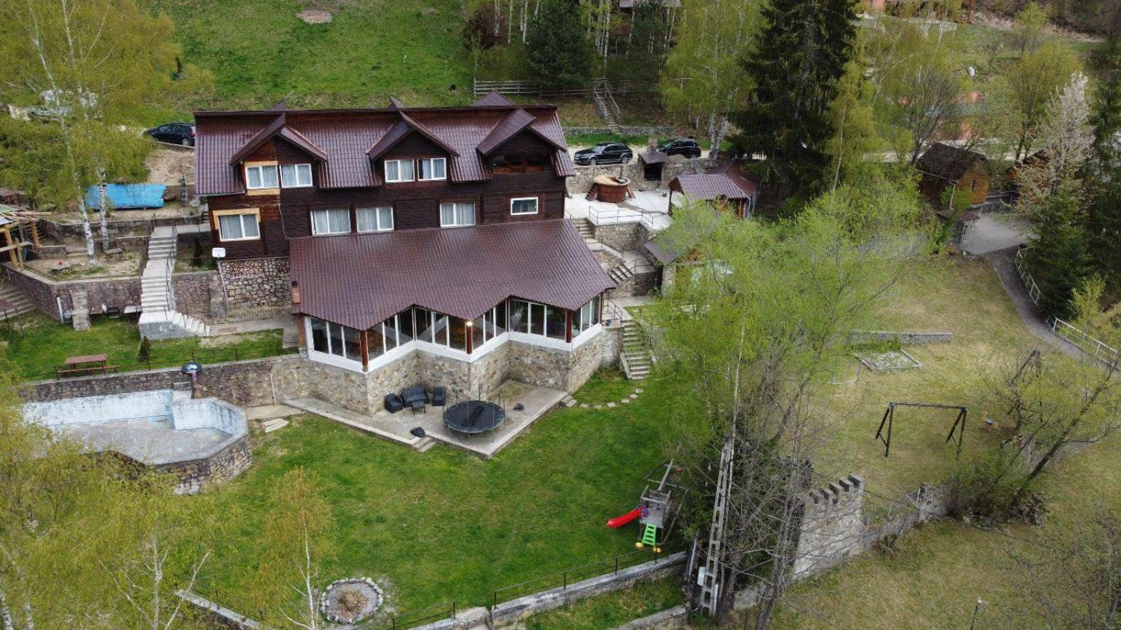Cabana Floare de stâncă Retezat cu Ciubar in pădure view 2