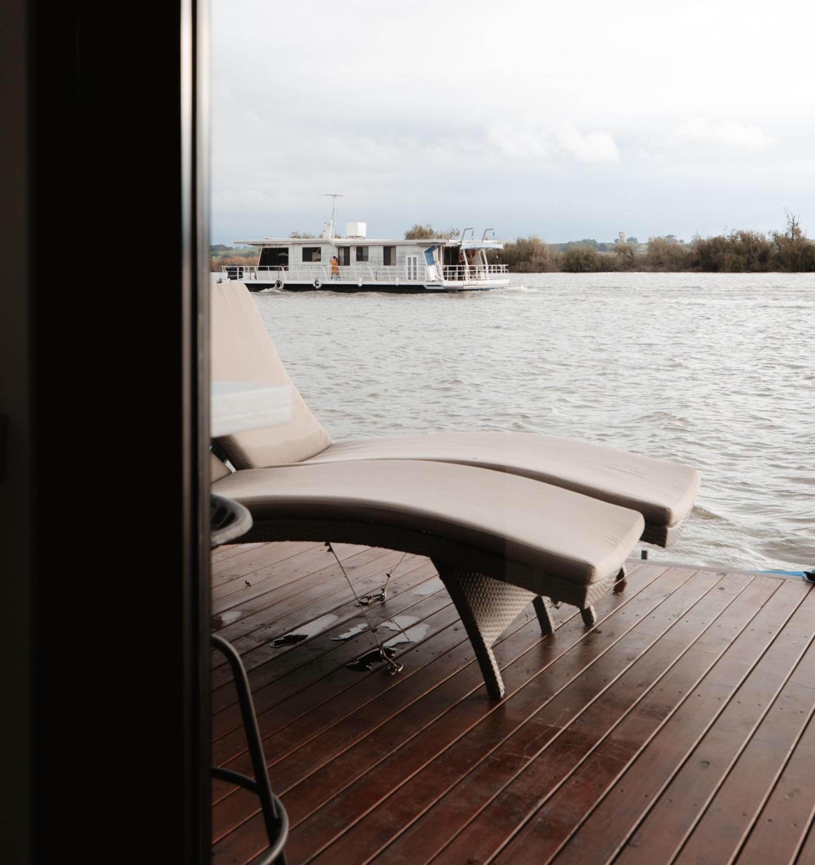Ark-imedes - Unique float home on the Murray River