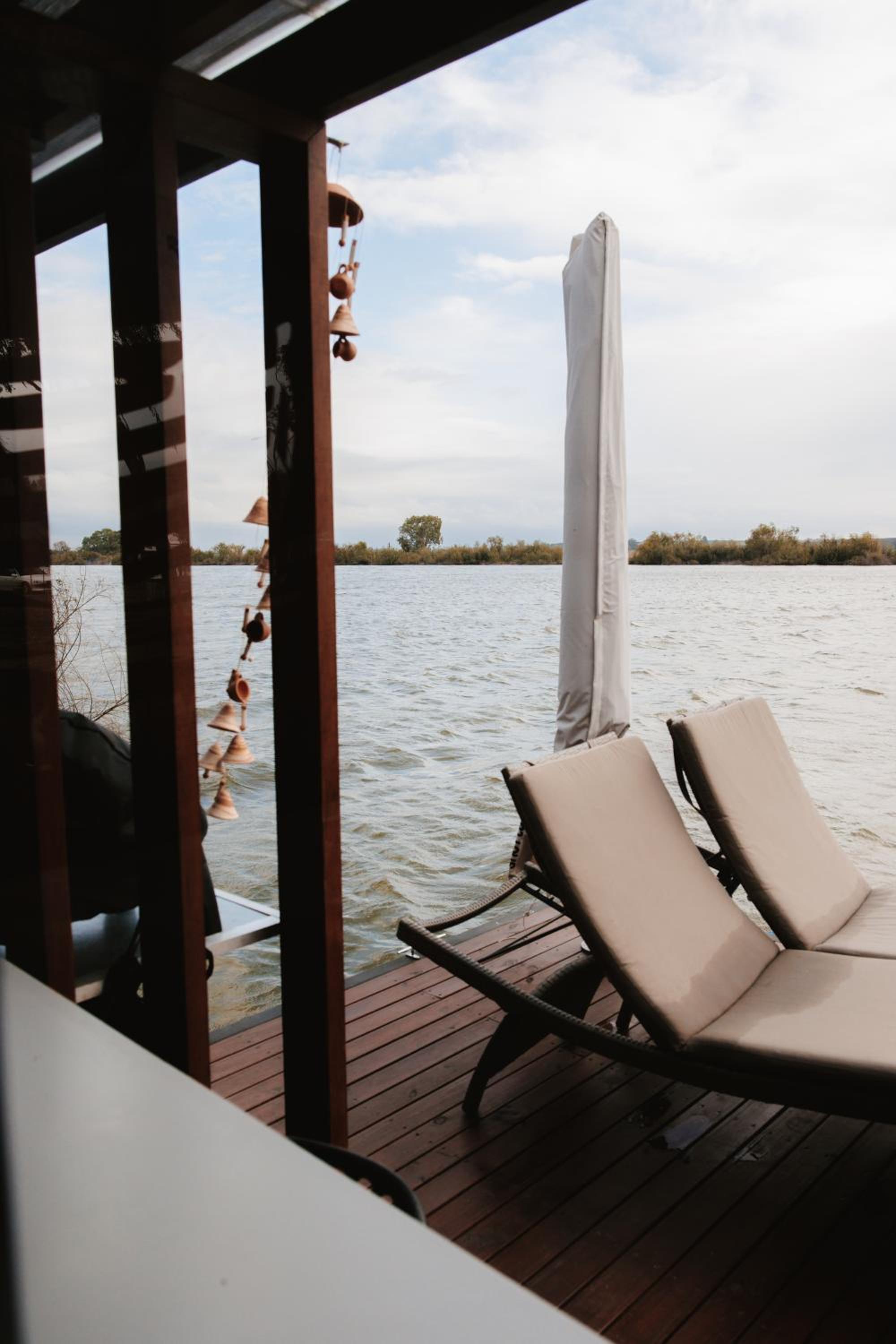 Ark-imedes - Unique float home on the Murray River