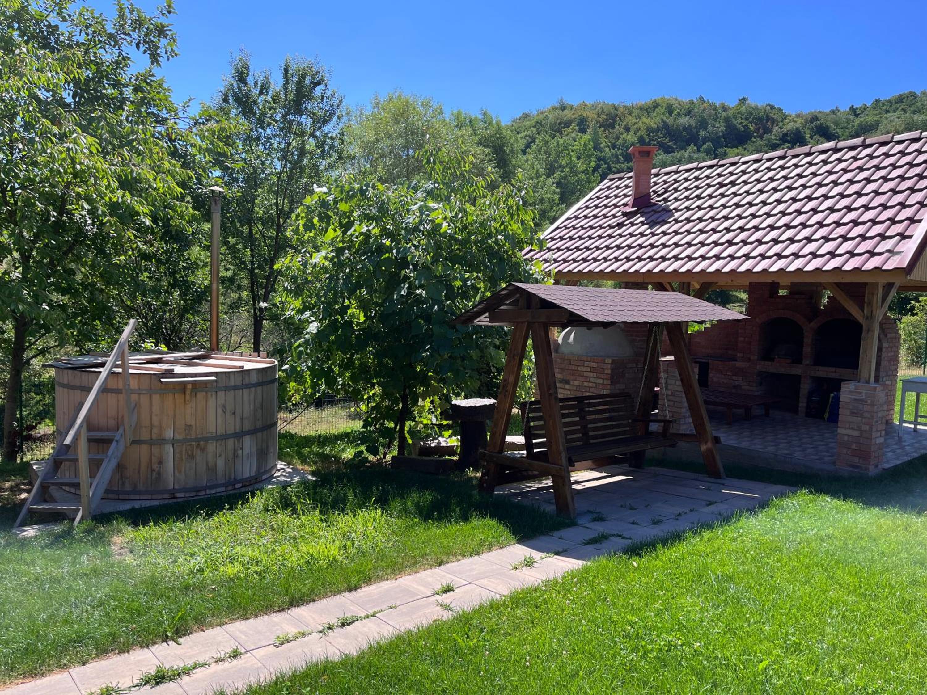 Pensiunea La Buru view 2